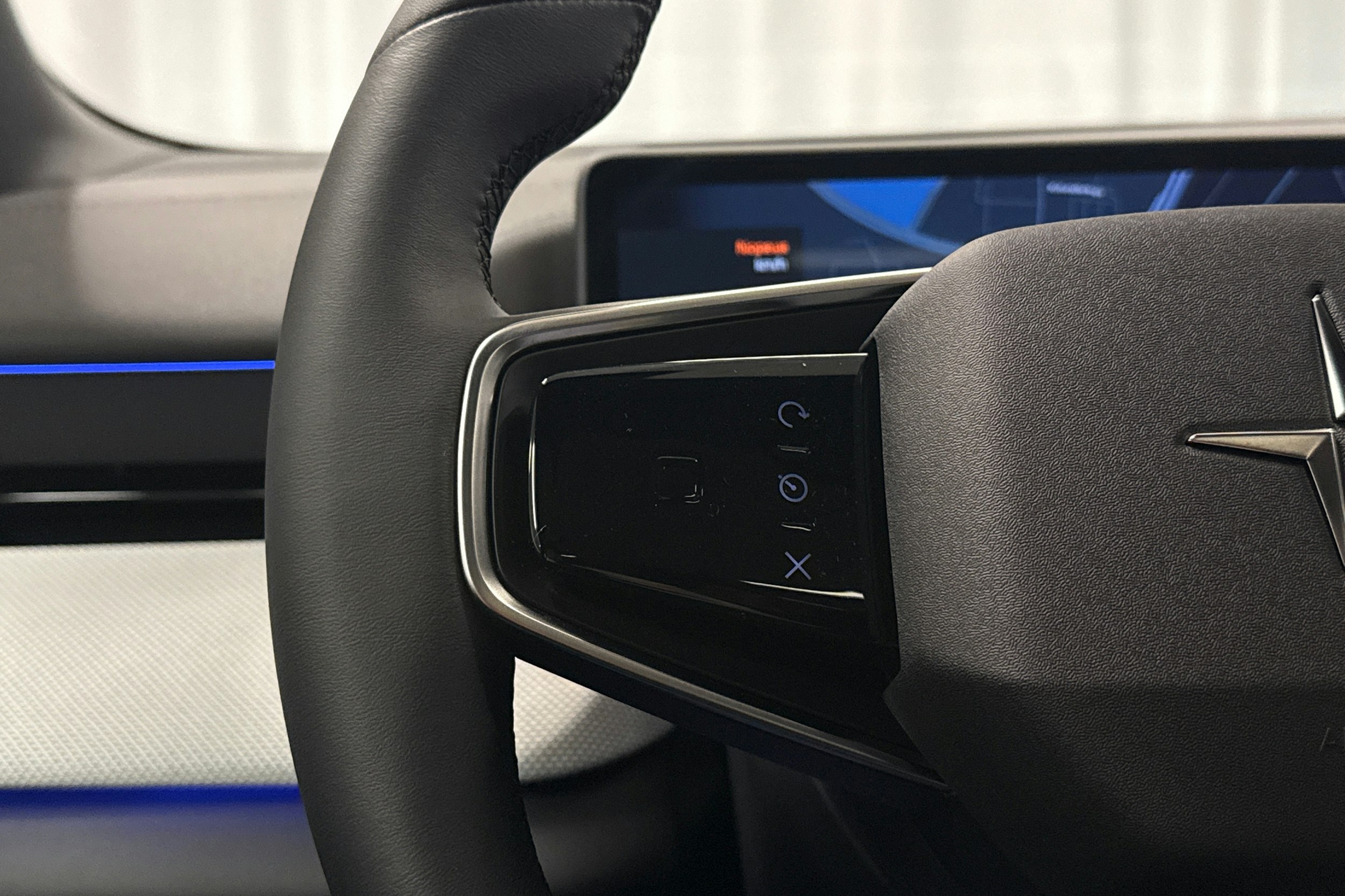 musta Polestar 4 2025 kuva 16.