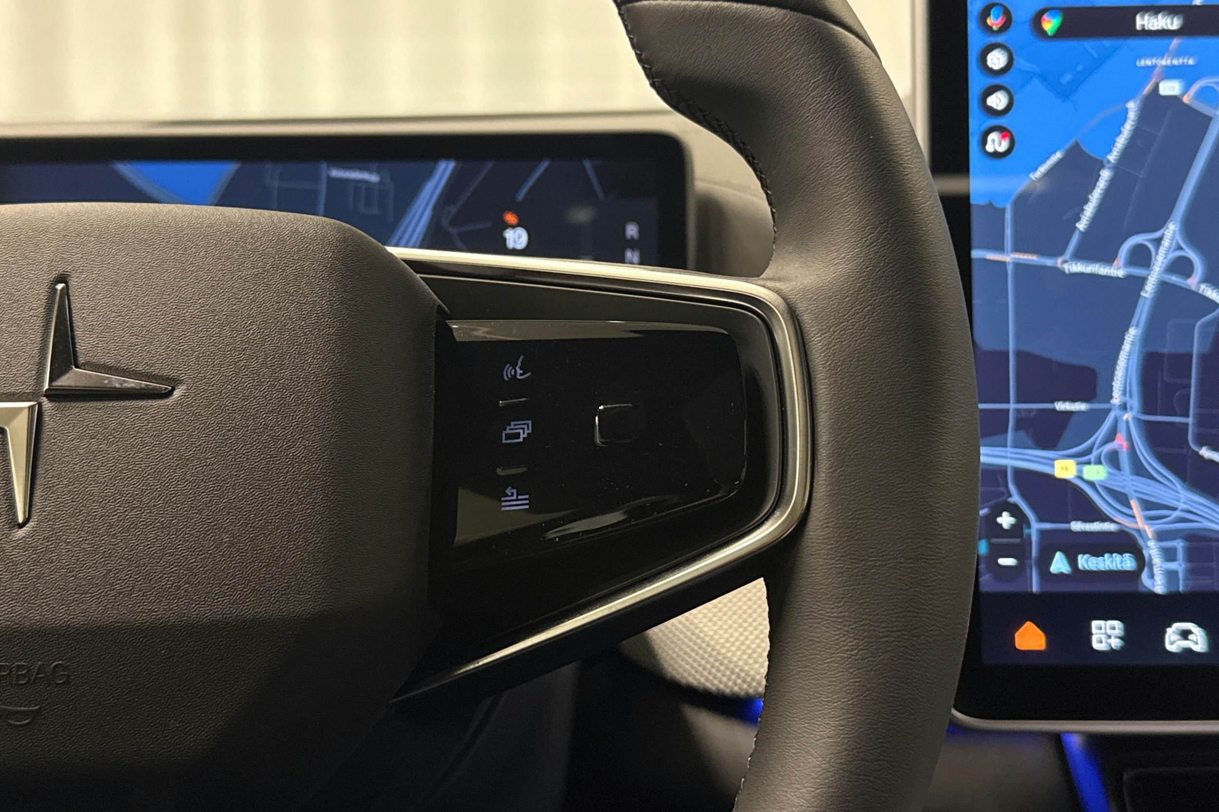 musta Polestar 4 2025 kuva 17.