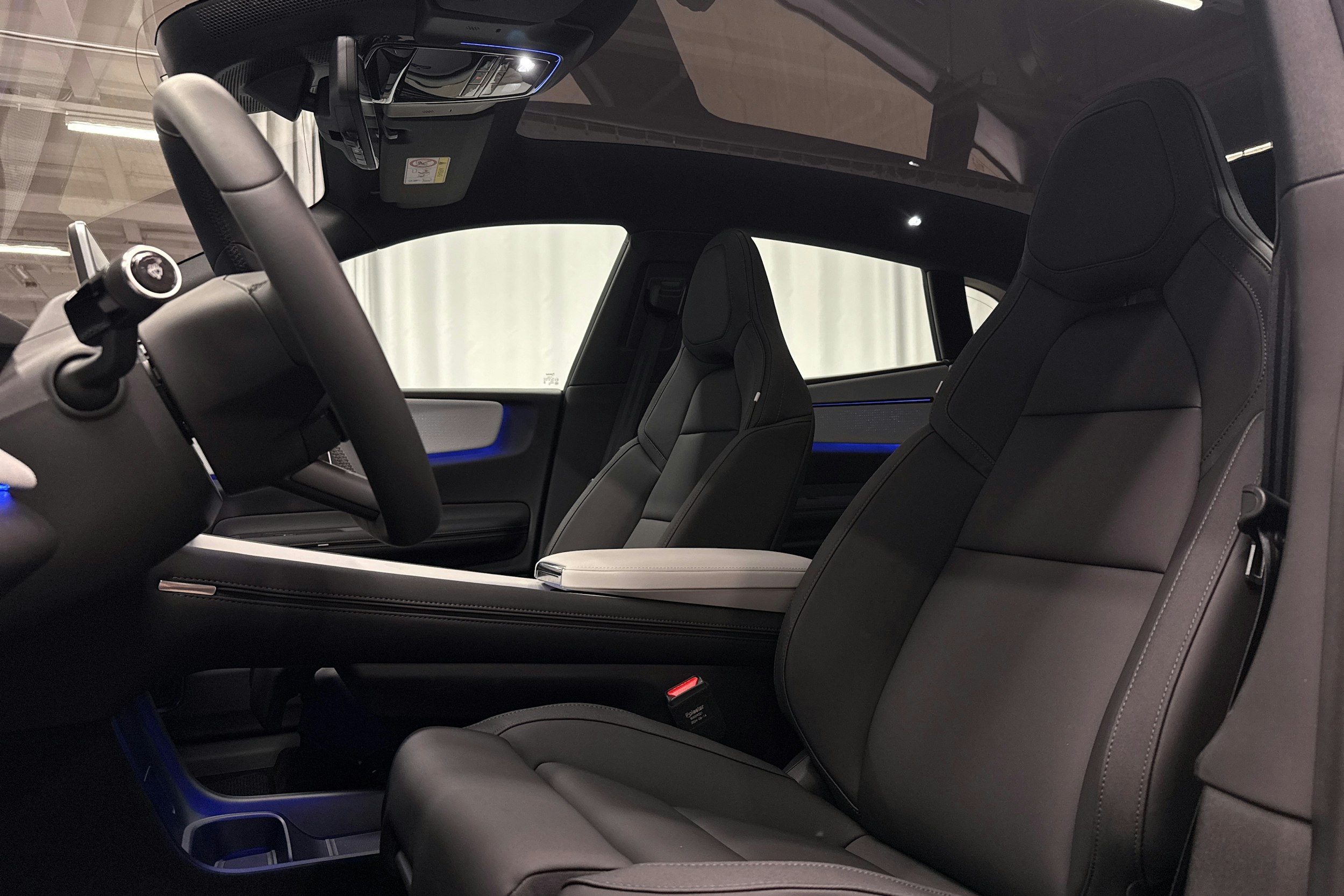 musta Polestar 4 2025 kuva 28.