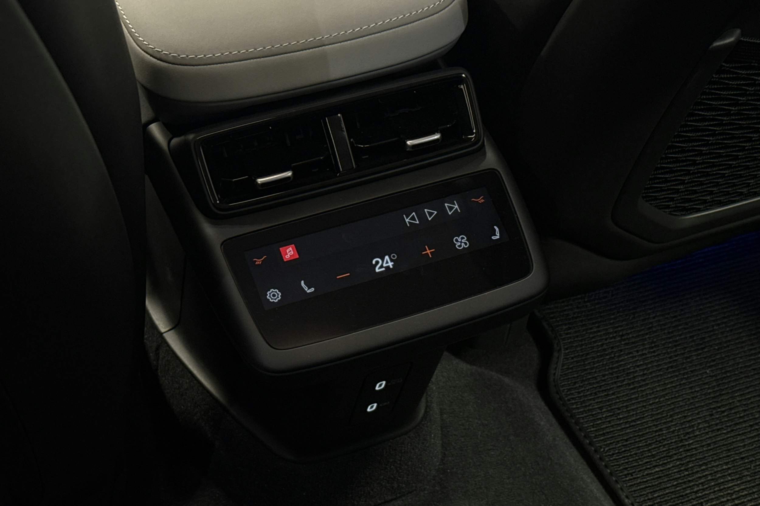 musta Polestar 4 2025 kuva 30.