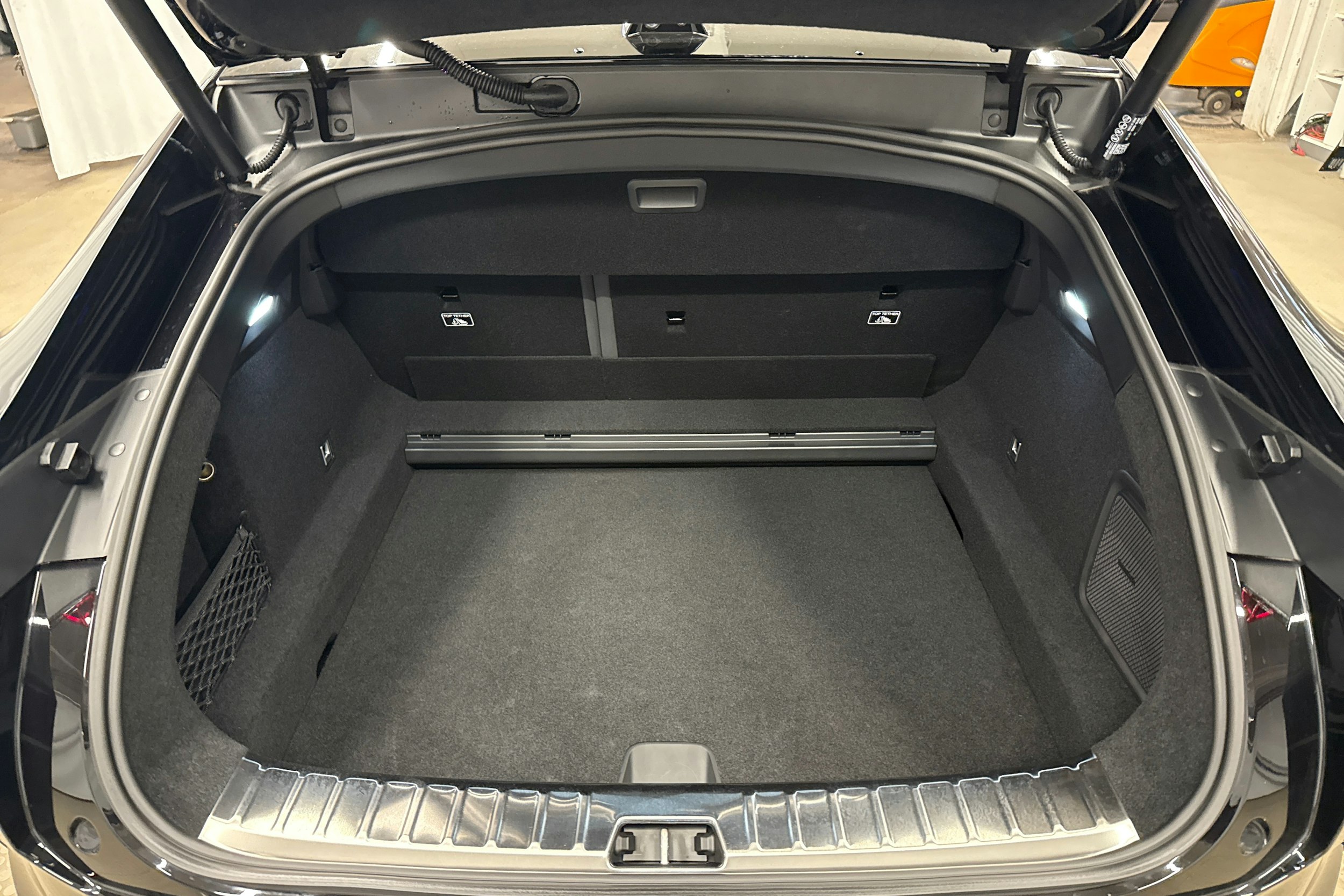 musta Polestar 4 2025 kuva 32.