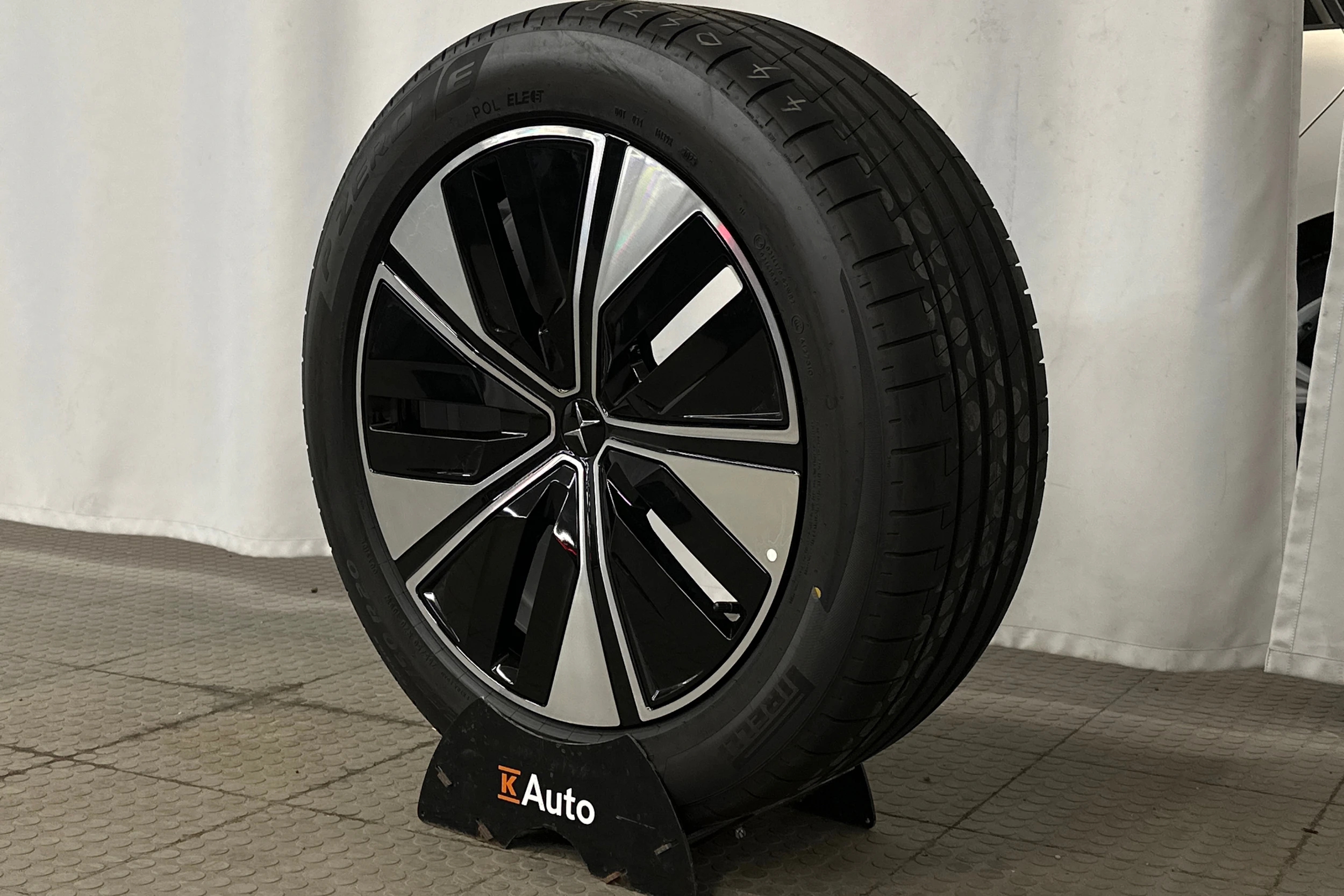 harmaa Polestar 4 2026 kuva 10.