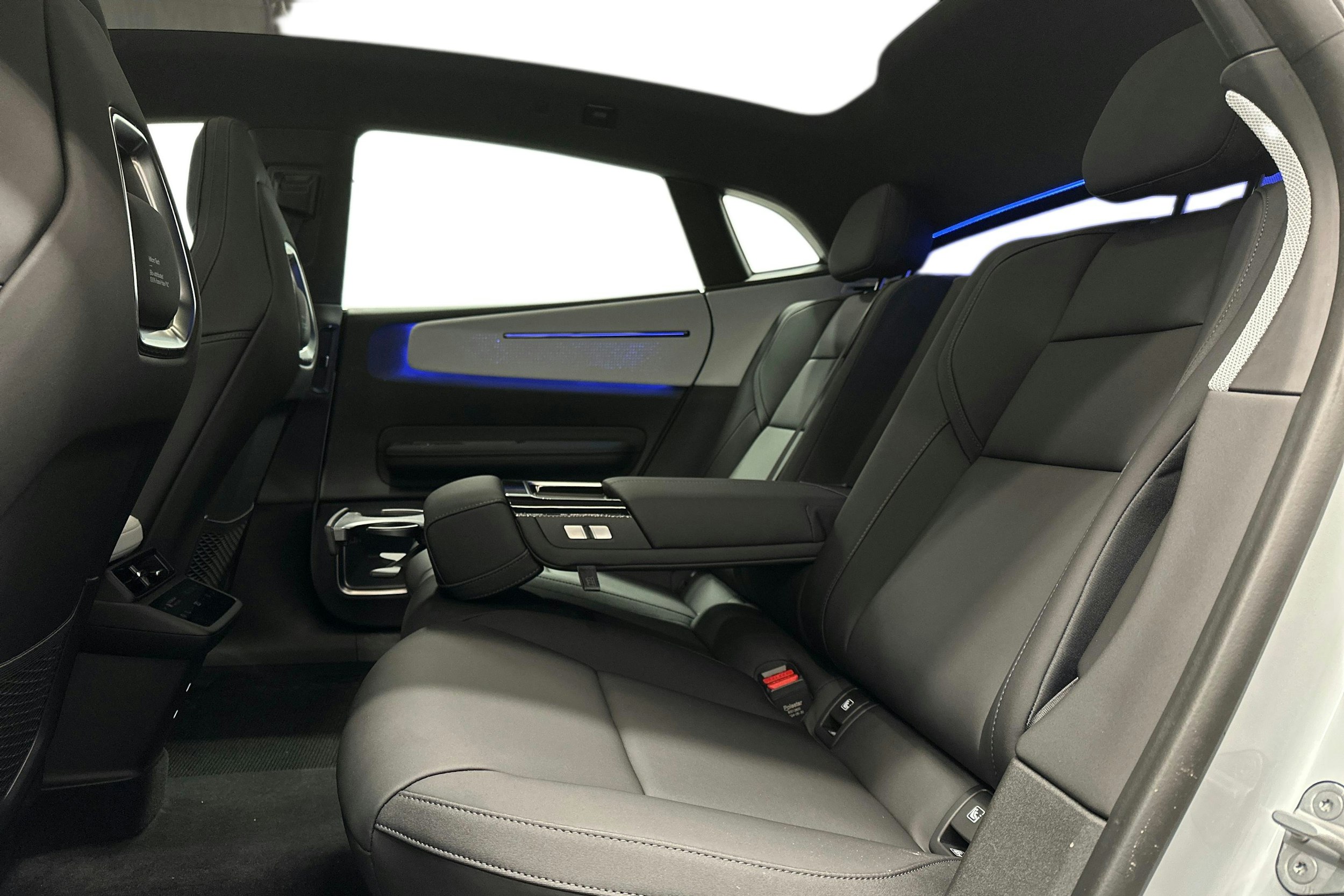 harmaa Polestar 4 2025 kuva 10.