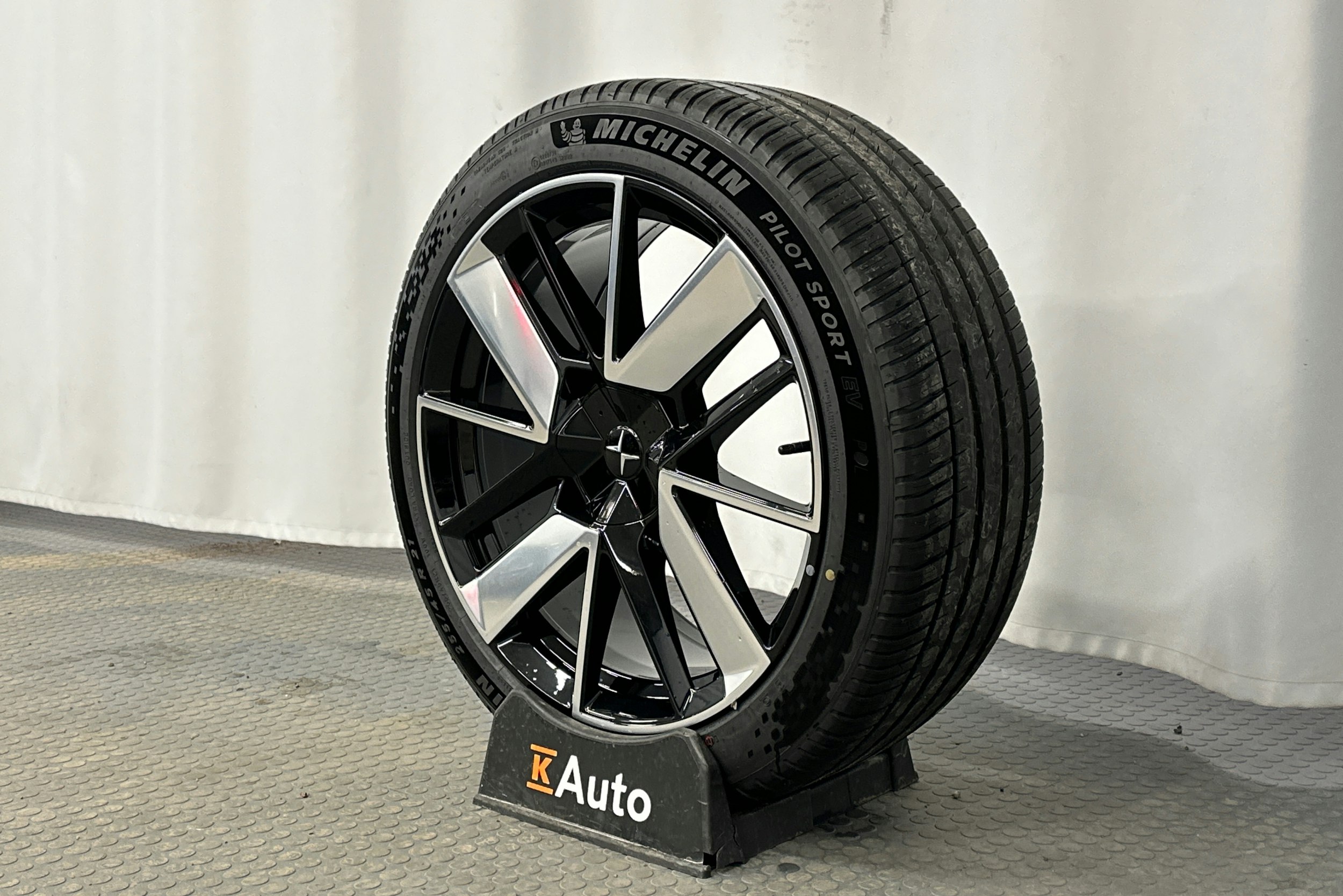 harmaa Polestar 4 2025 kuva 13.