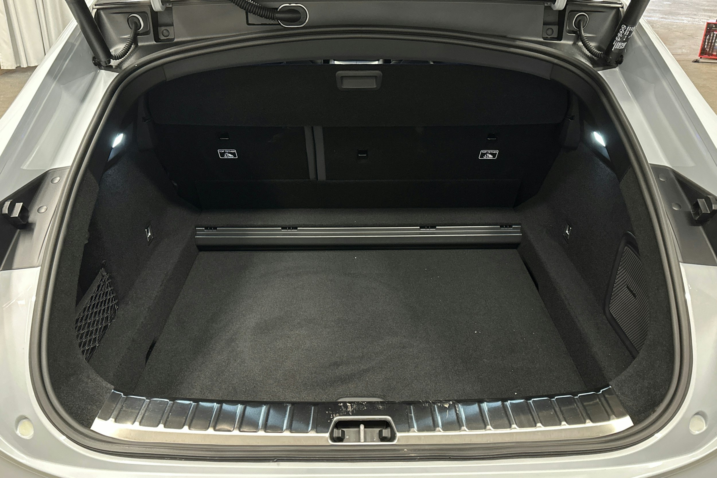 harmaa Polestar 4 2025 kuva 14.