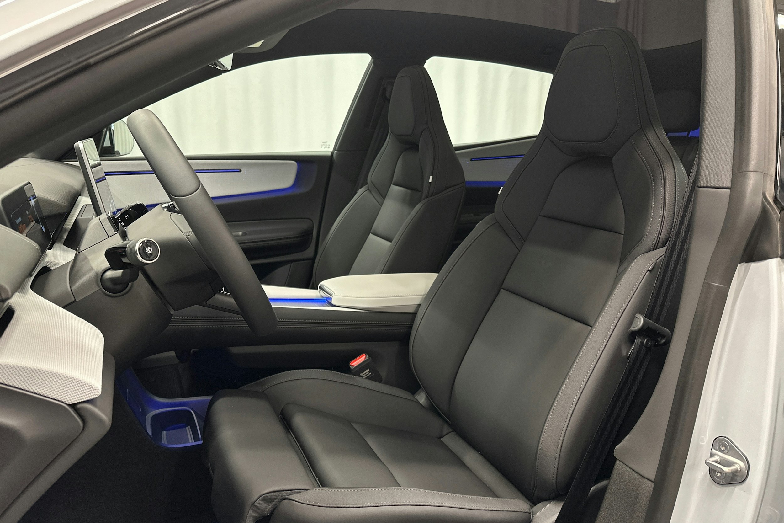 harmaa Polestar 4 2025 kuva 17.