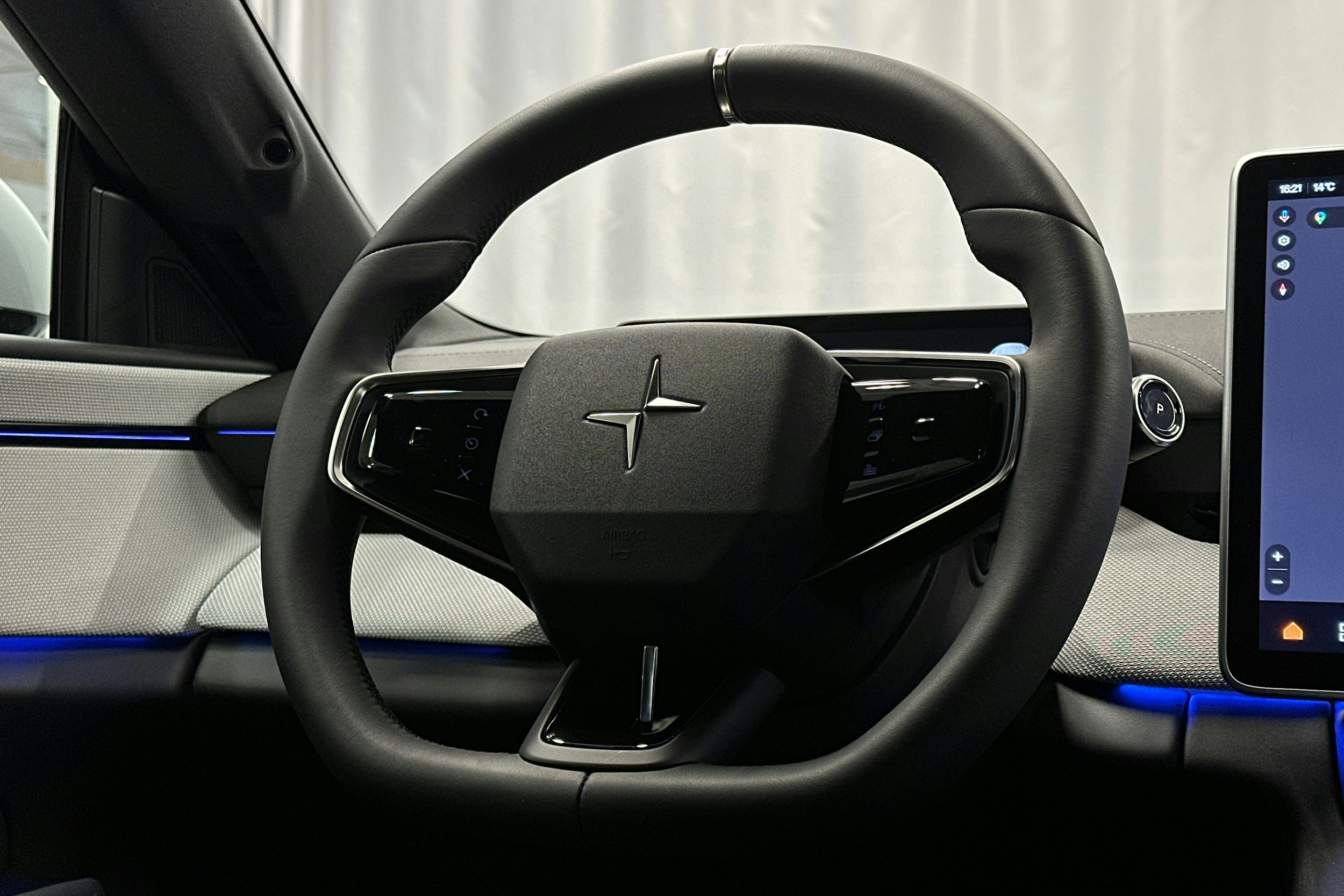 harmaa Polestar 4 2025 kuva 21.