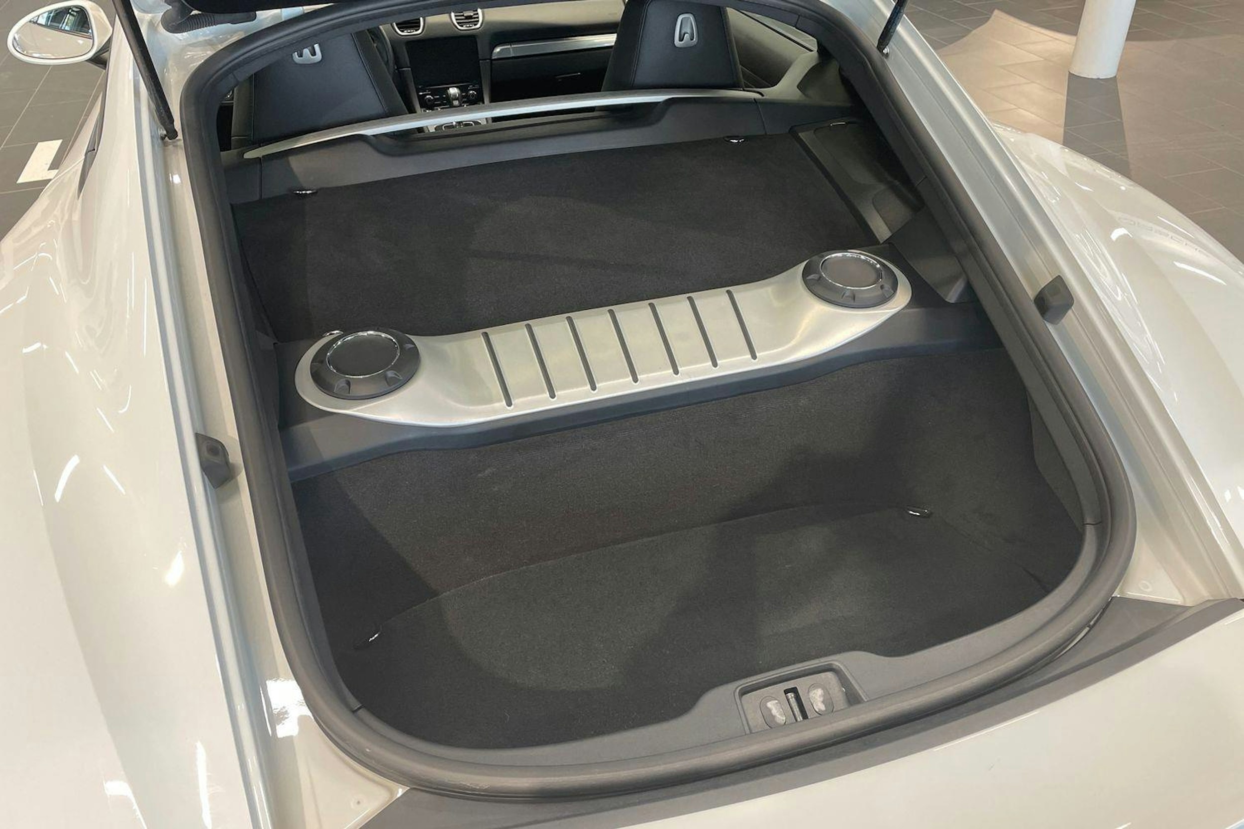 Valkoinen Porsche 718 2018 kuva 11.