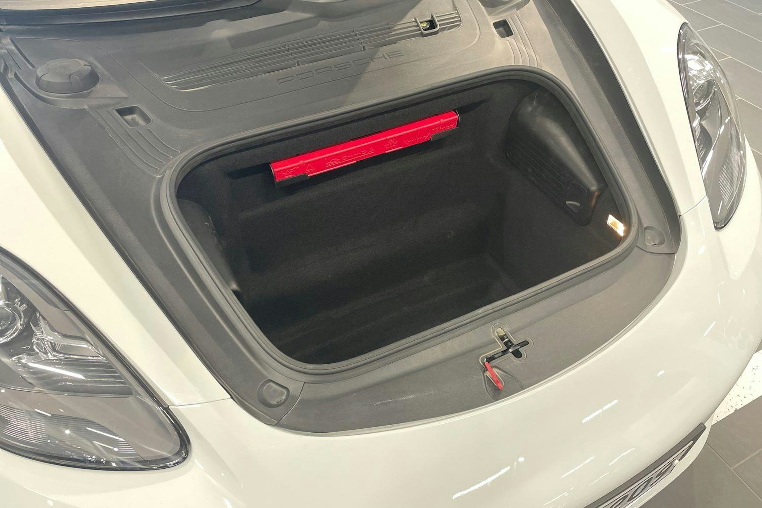 Valkoinen Porsche 718 2018 kuva 12.
