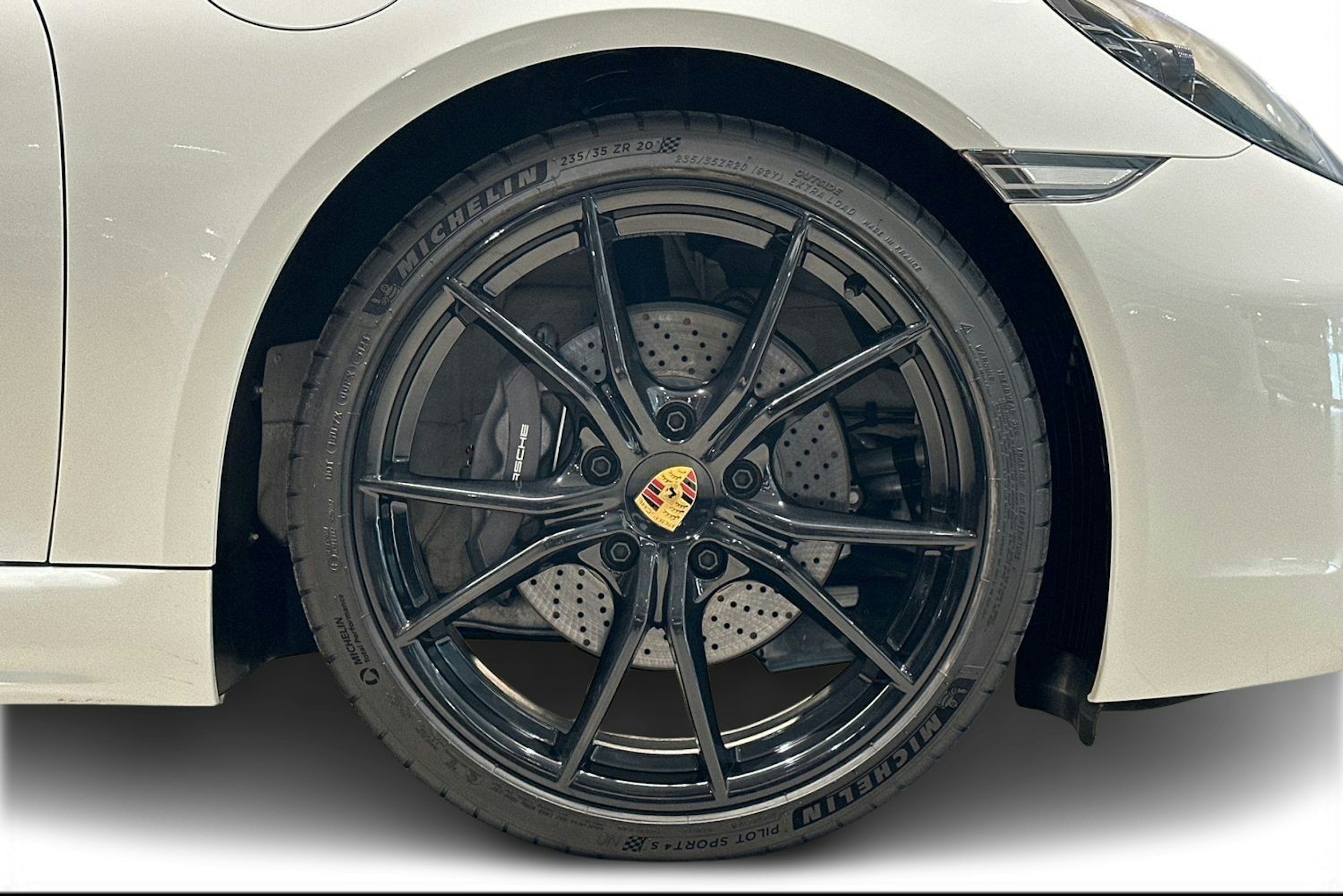 valkoinen Porsche 718 2024 kuva 8.