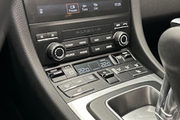 valkoinen Porsche 718 2024 kuva 12.