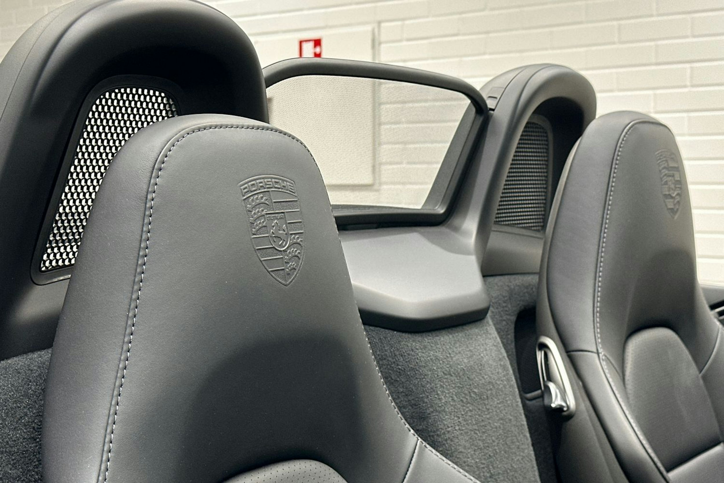 valkoinen Porsche 718 2024 kuva 15.