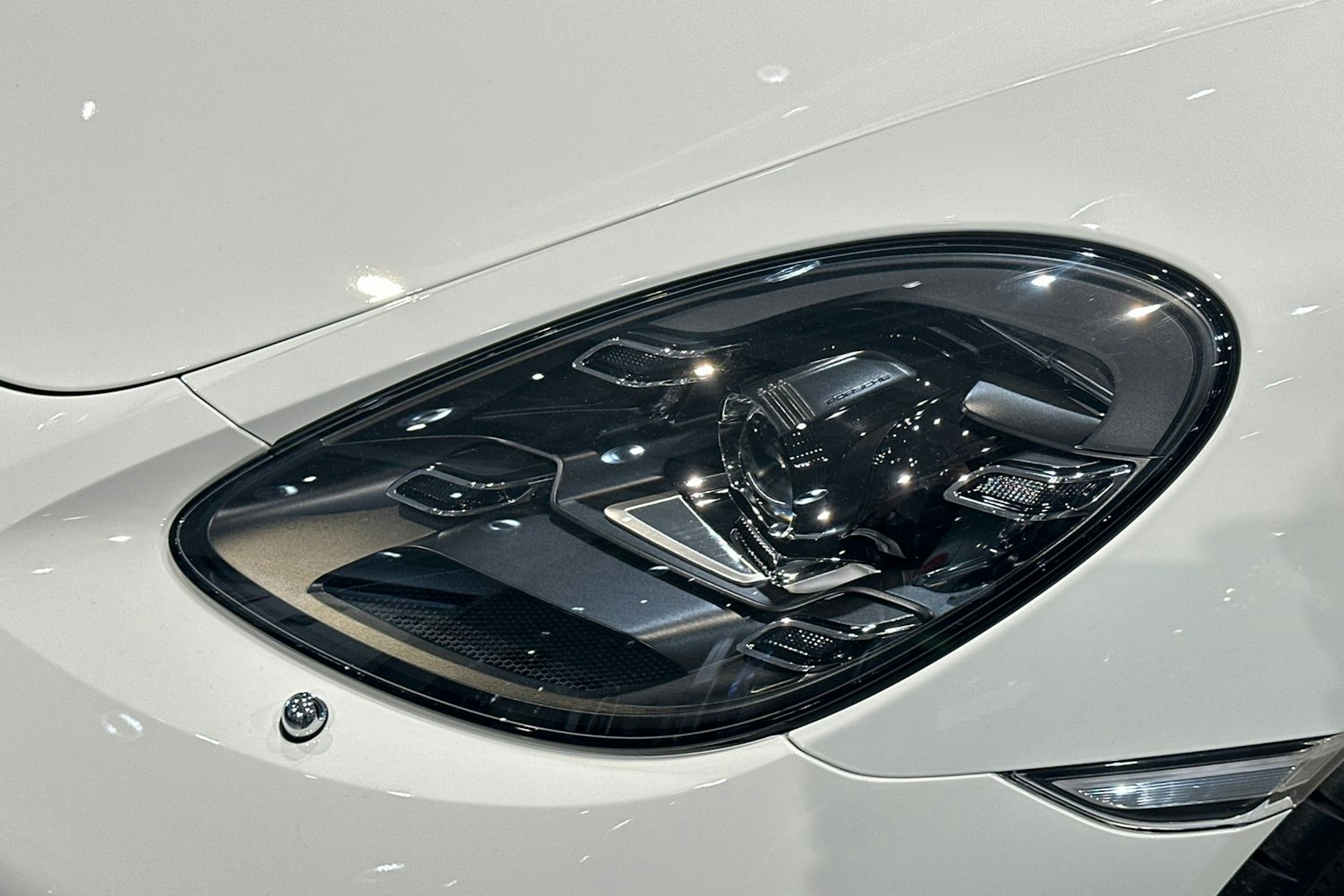 valkoinen Porsche 718 2024 kuva 21.