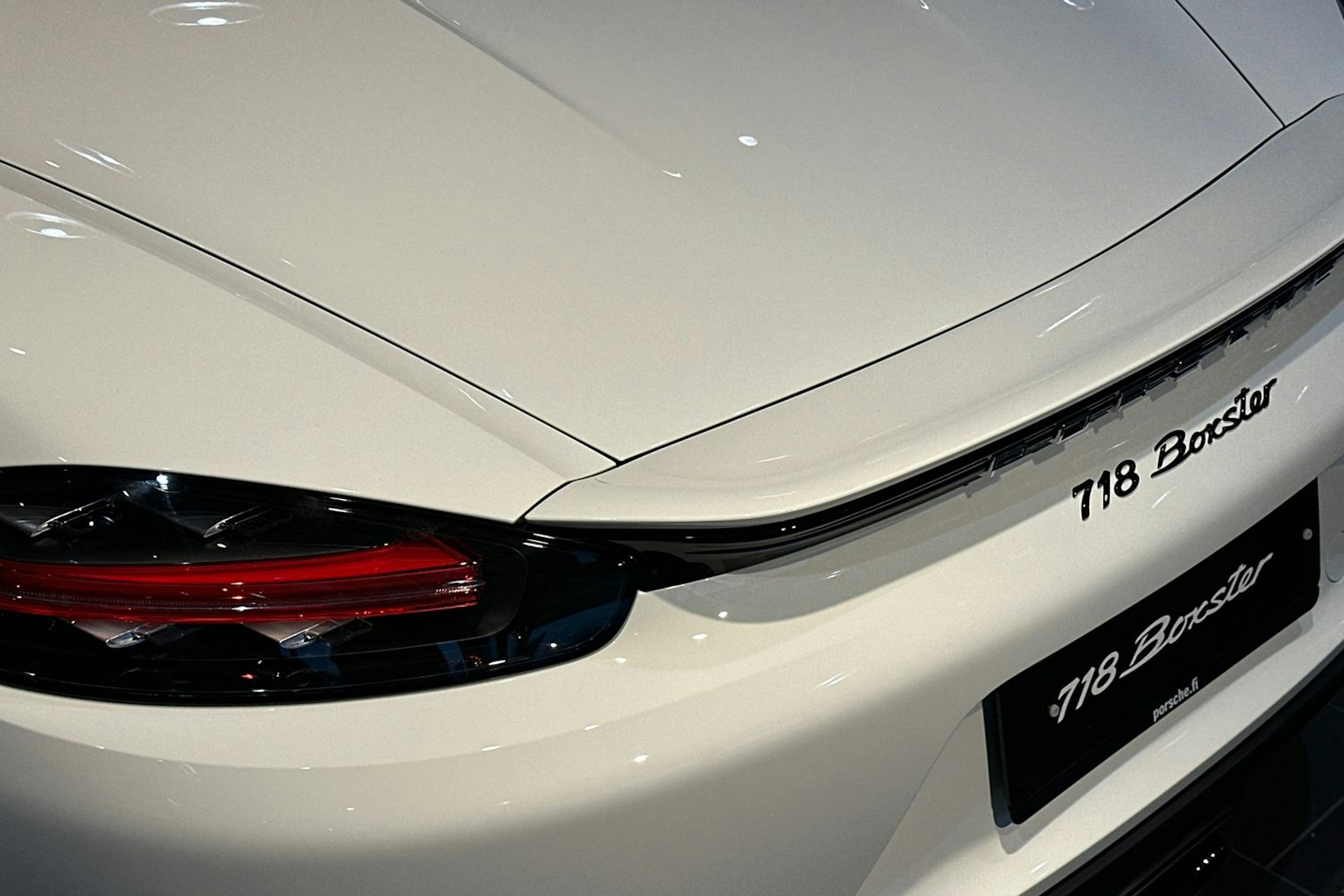 valkoinen Porsche 718 2024 kuva 22.