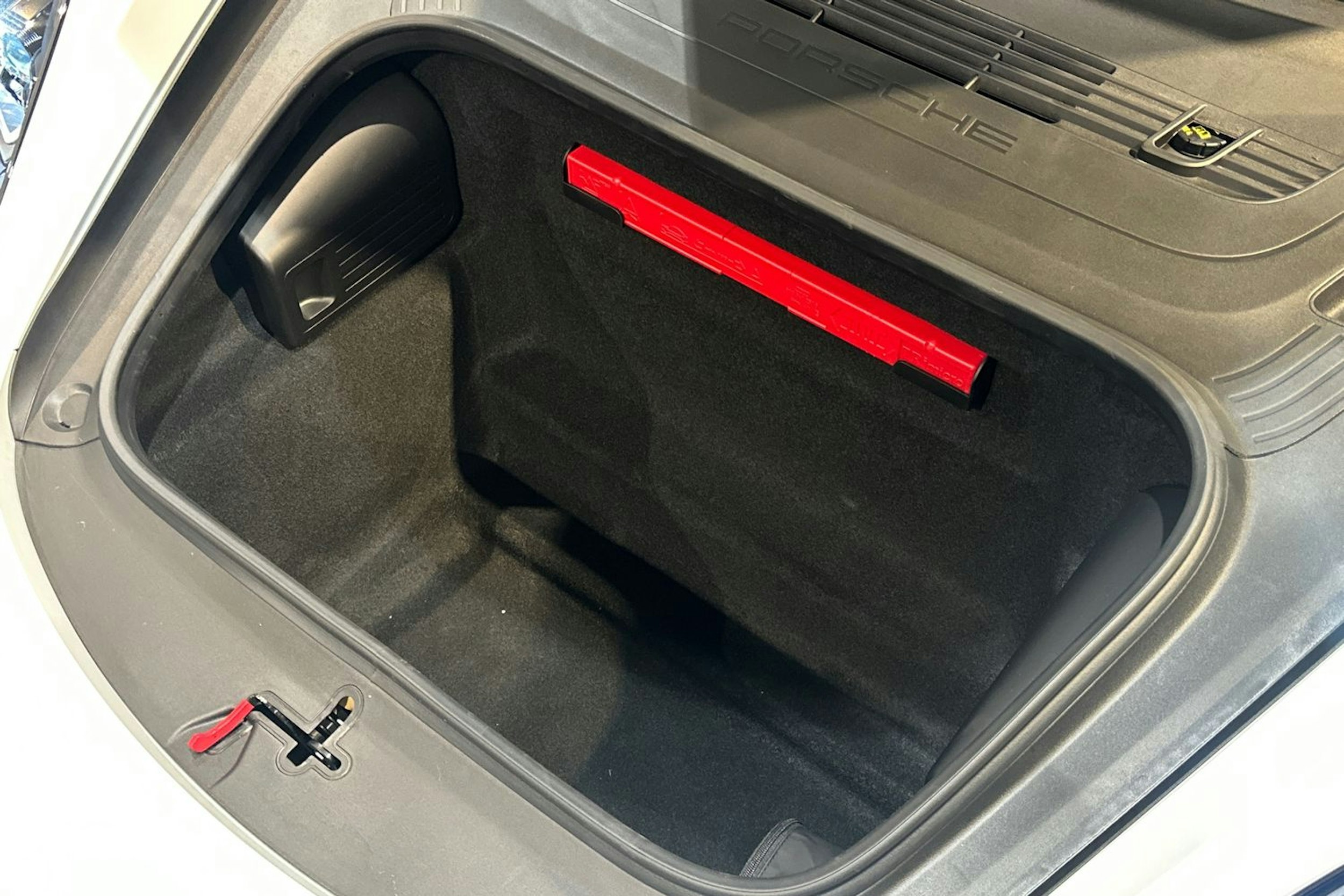 valkoinen Porsche 718 2024 kuva 23.