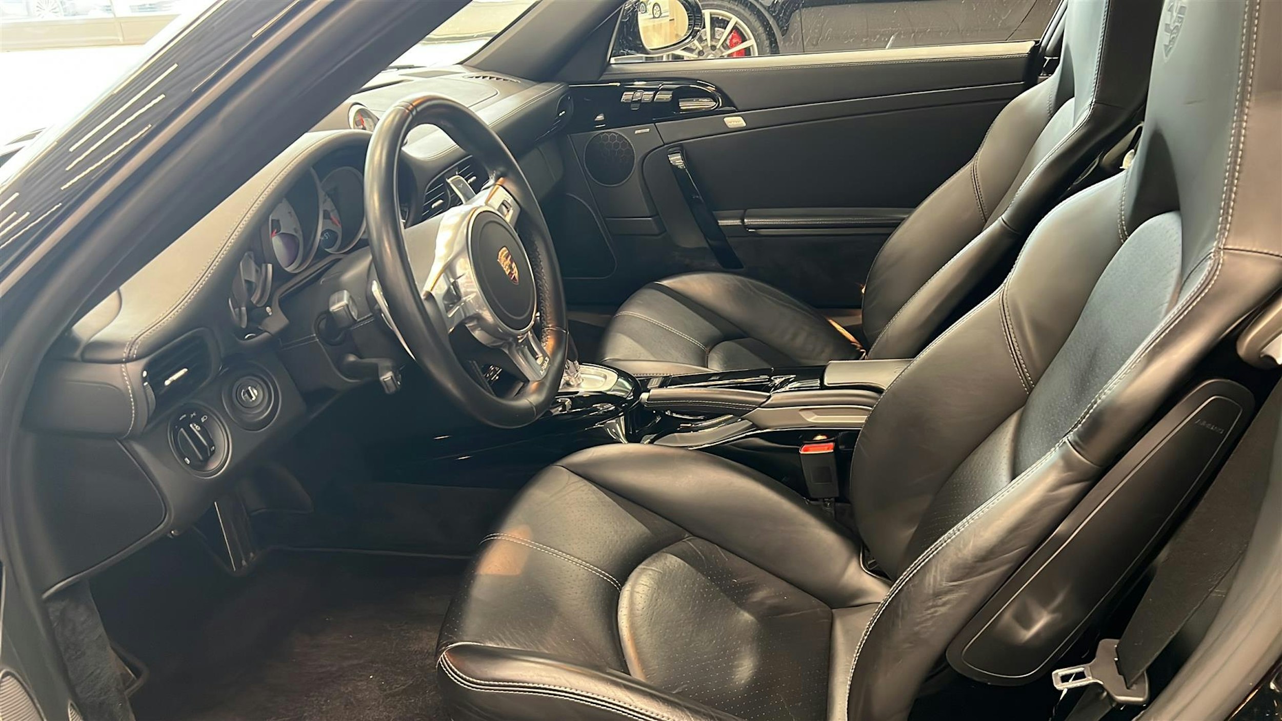 musta Porsche 911 2011 kuva 2.