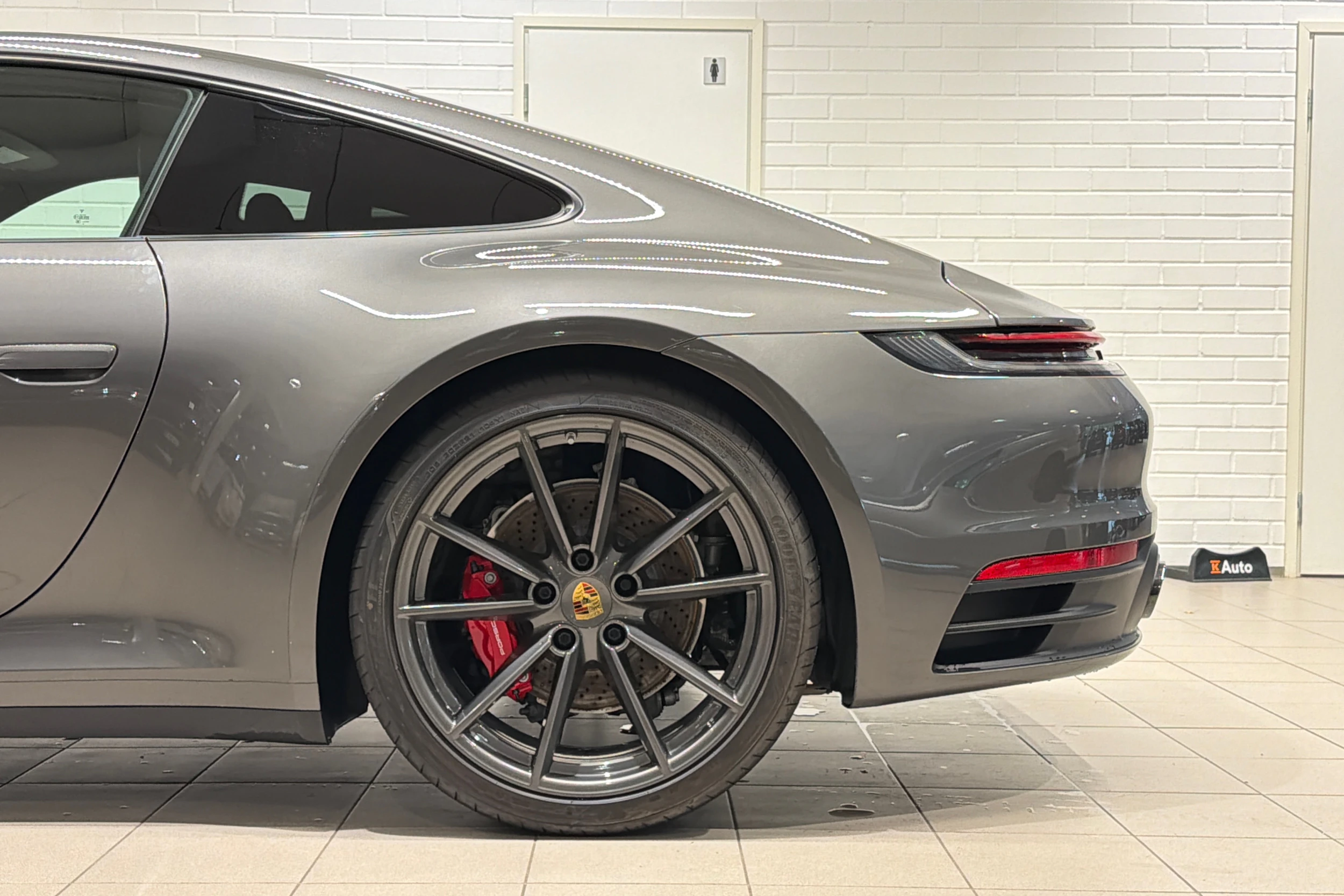 harmaa Porsche 911 2019 kuva 8.