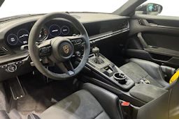 musta Porsche 911 2021 kuva 6.