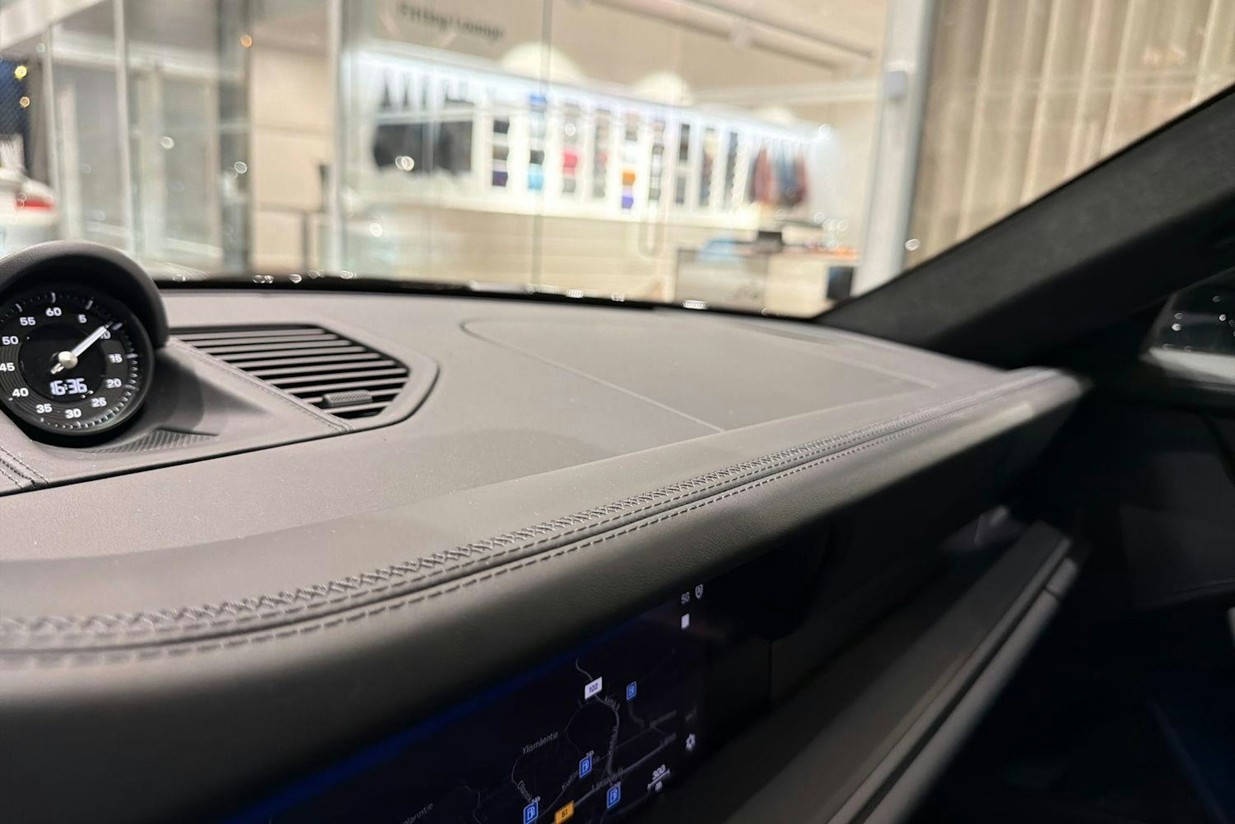 musta Porsche 911 2026 kuva 25.