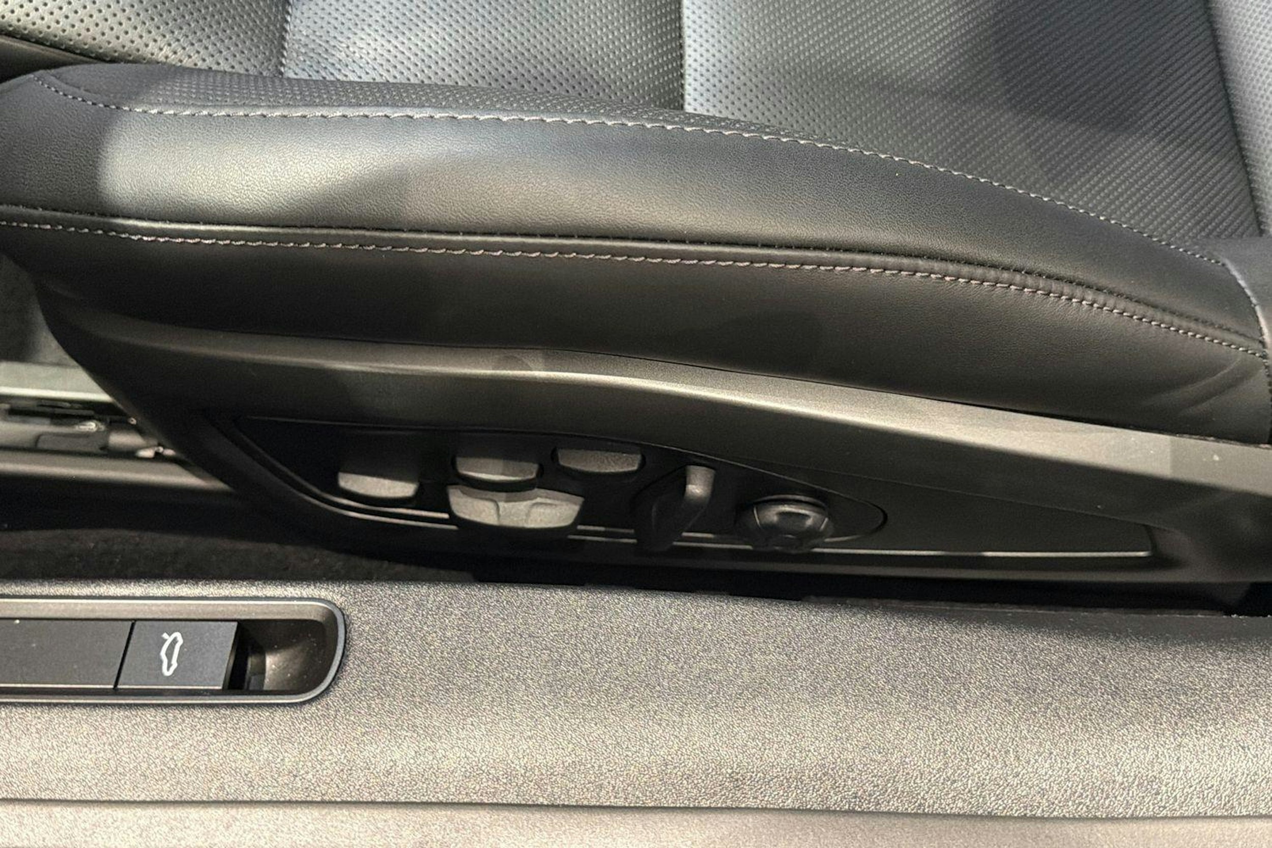 musta Porsche 911 2026 kuva 30.