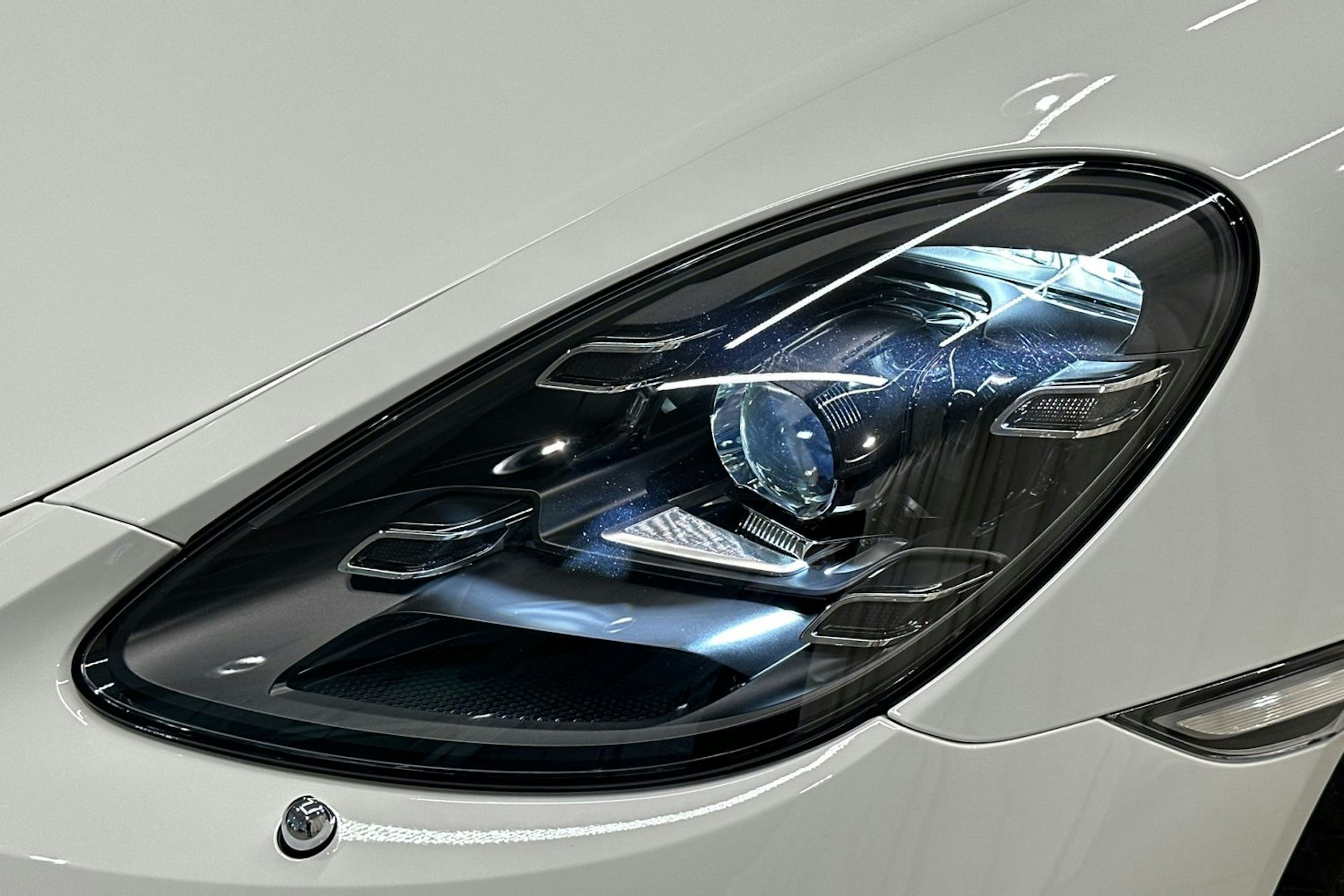 valkoinen Porsche Boxster 2024 kuva 17.