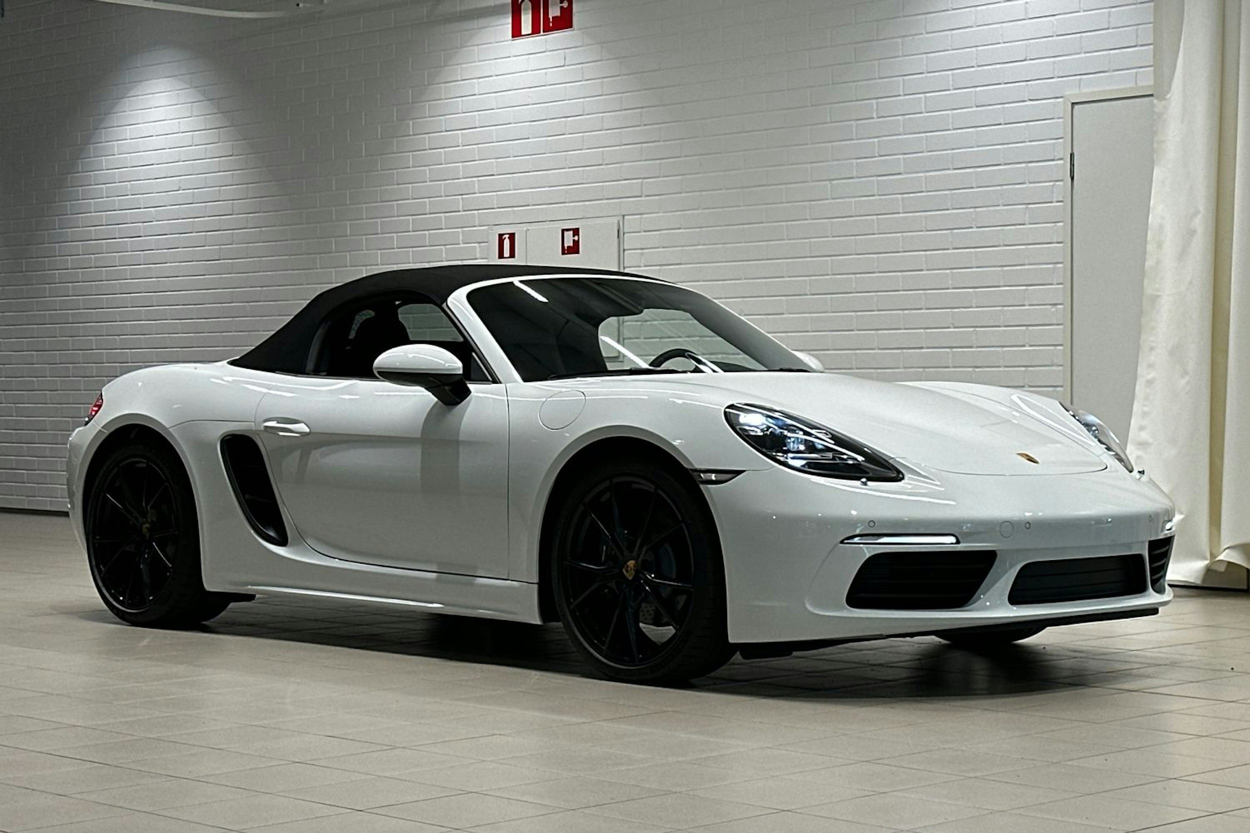 valkoinen Porsche Boxster 2024 kuva 18.