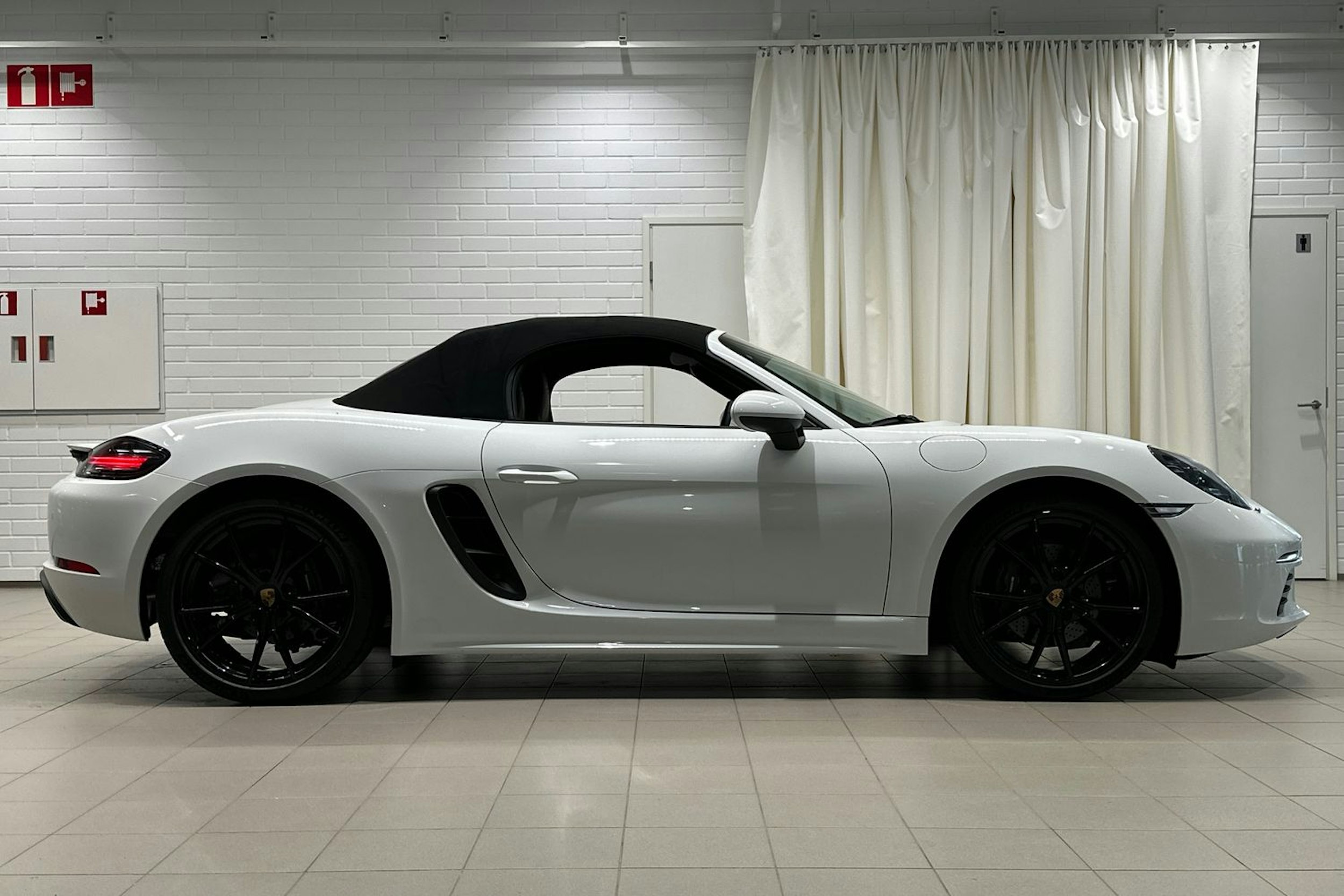valkoinen Porsche Boxster 2024 kuva 19.