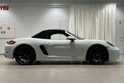 valkoinen Porsche Boxster 2024 kuva 19.