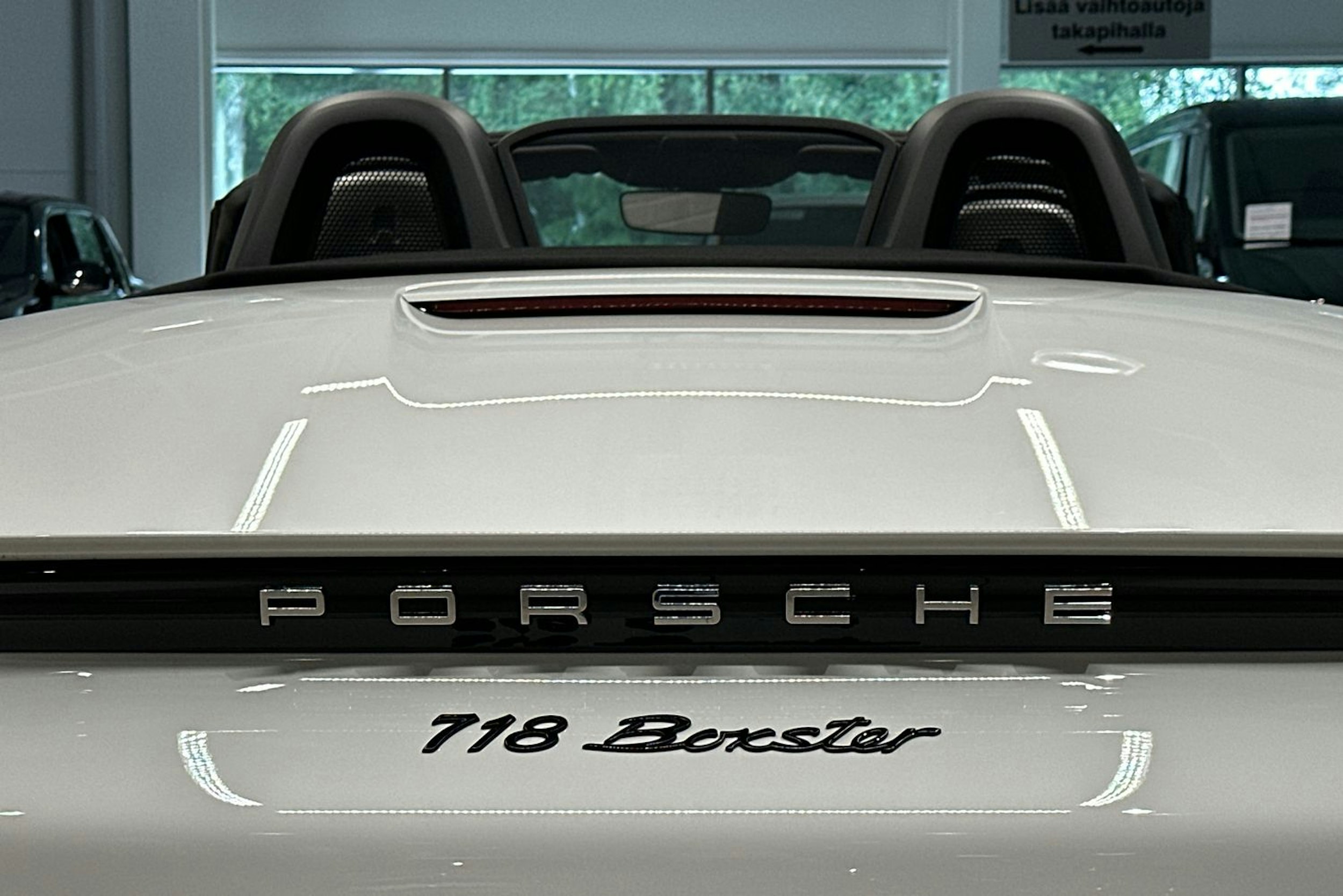 valkoinen Porsche Boxster 2024 kuva 20.