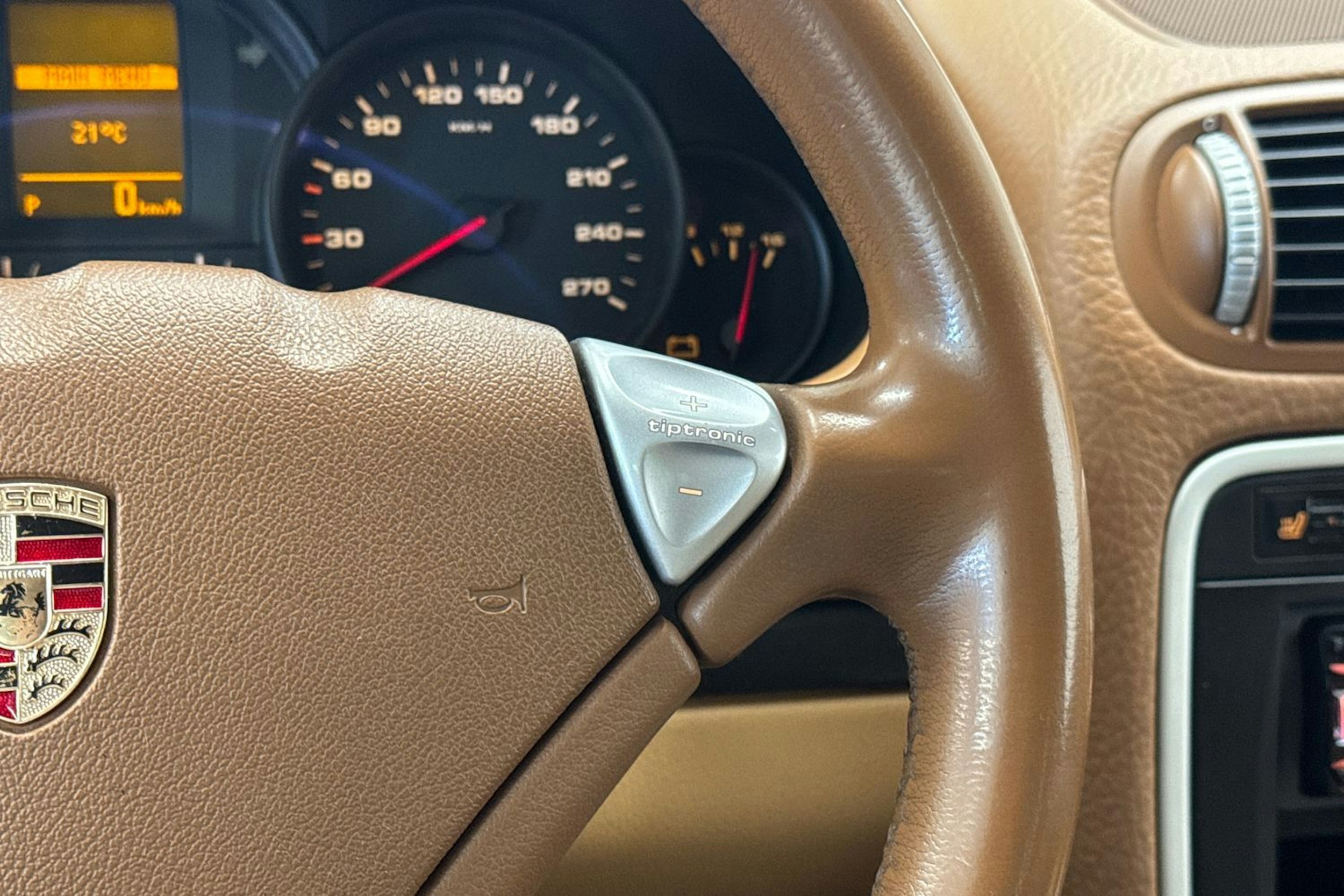 punainen Porsche Cayenne 2008 kuva 13.