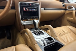 punainen Porsche Cayenne 2008 kuva 17.