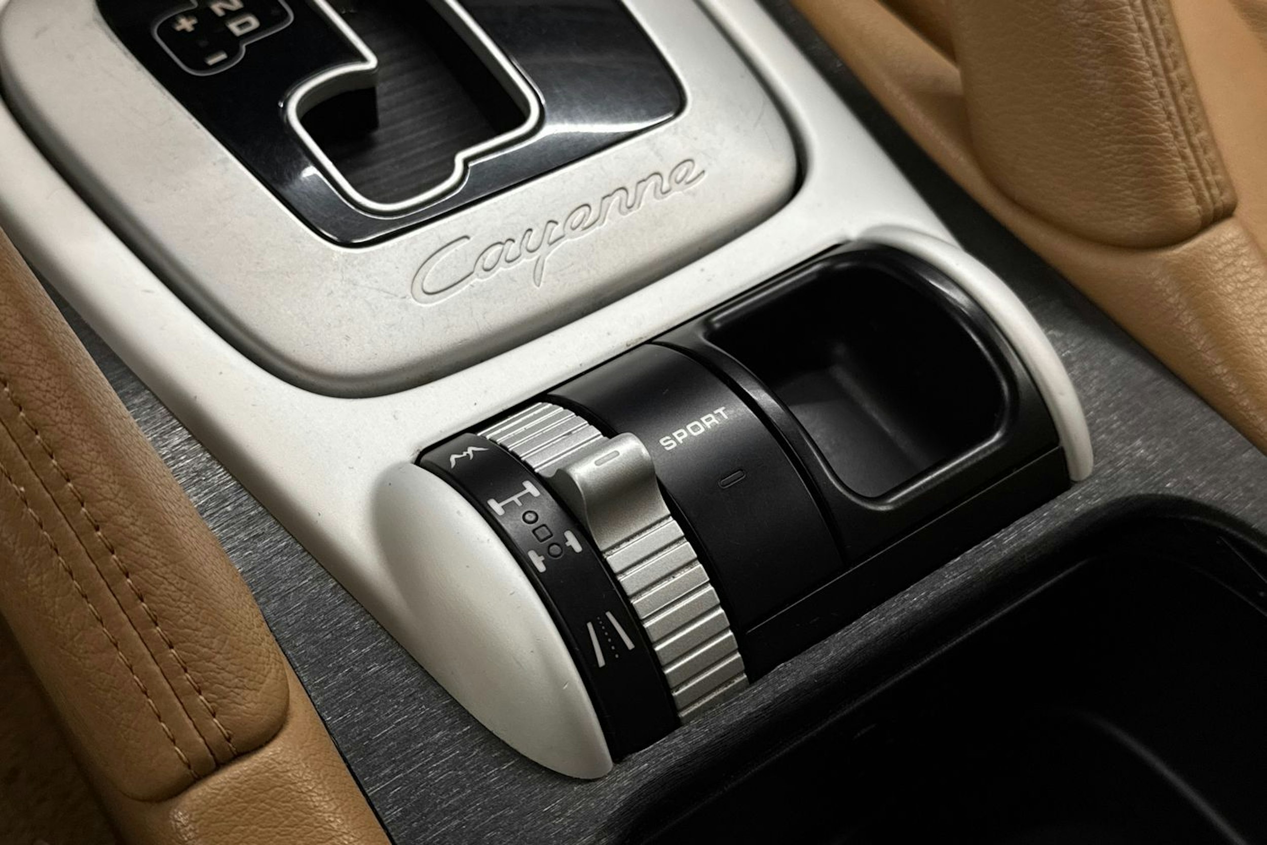 punainen Porsche Cayenne 2008 kuva 18.