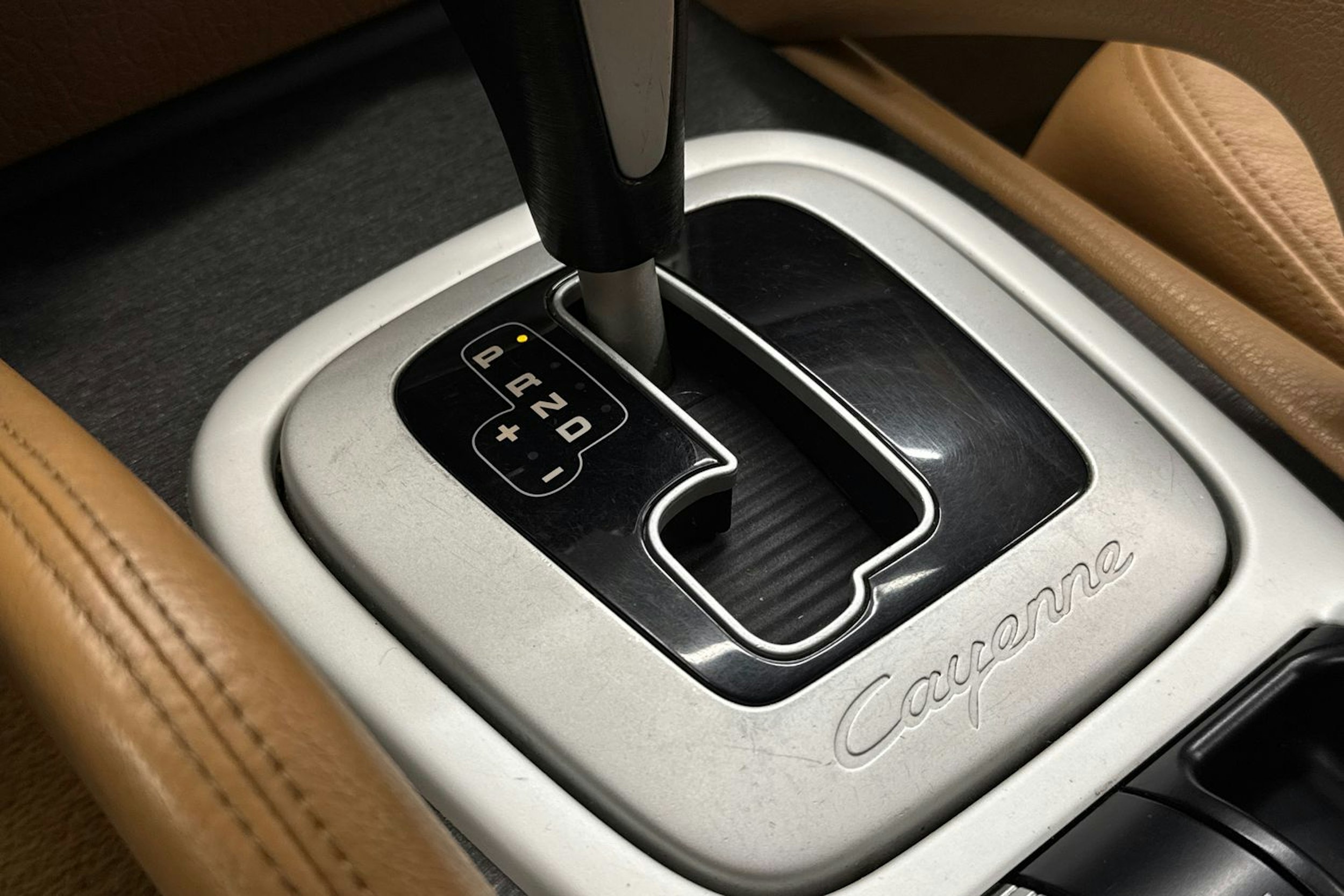 punainen Porsche Cayenne 2008 kuva 19.
