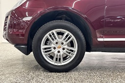 punainen Porsche Cayenne 2008 kuva 30.