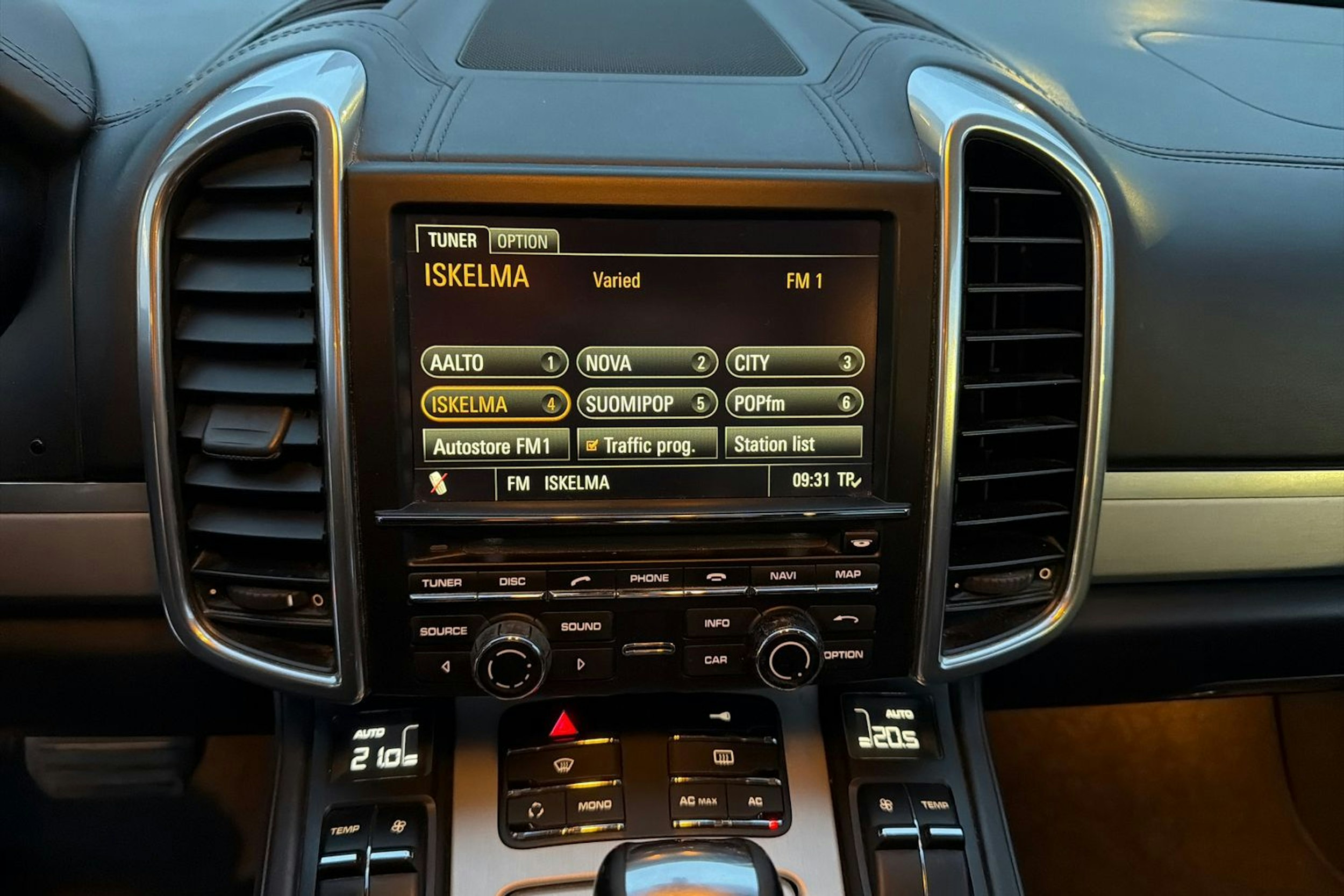 Musta Porsche Cayenne 2011 kuva 16.