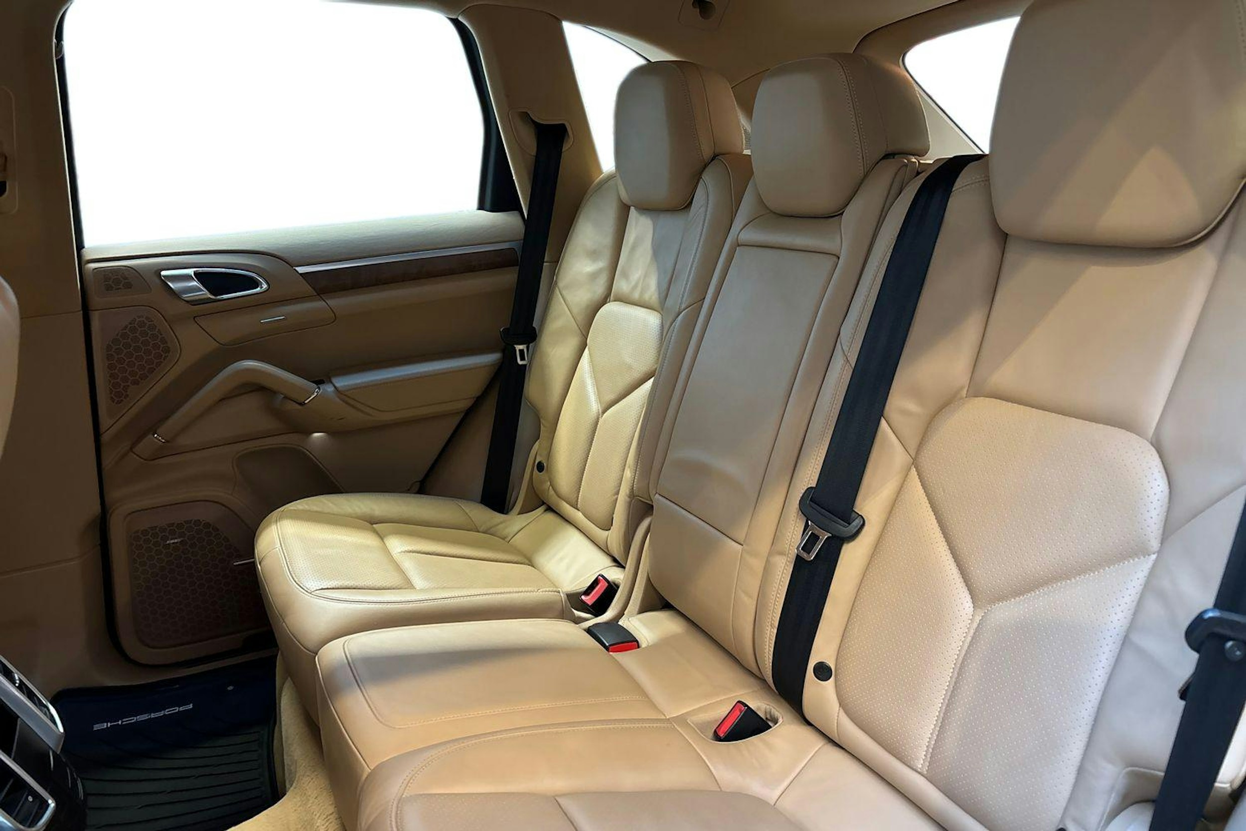 musta Porsche Cayenne 2011 kuva 10.