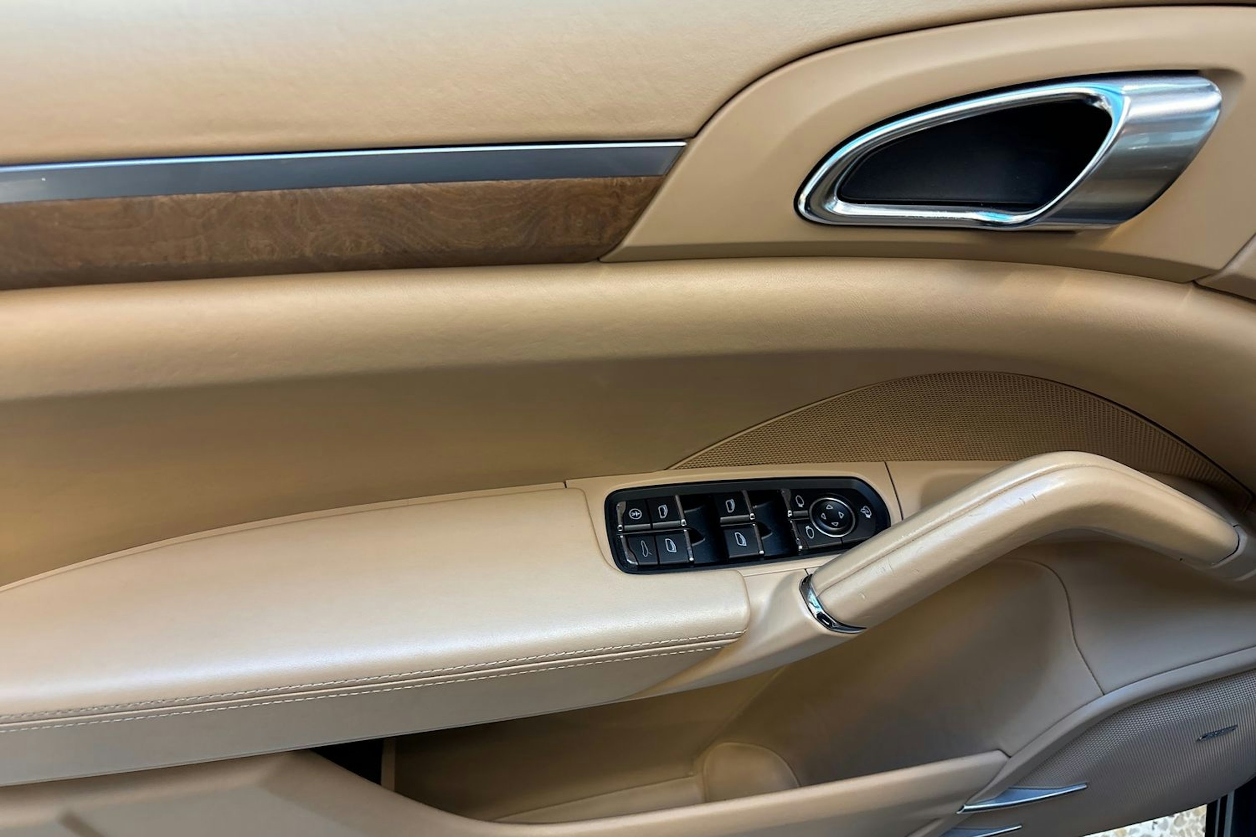 musta Porsche Cayenne 2011 kuva 19.