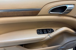 musta Porsche Cayenne 2011 kuva 19.