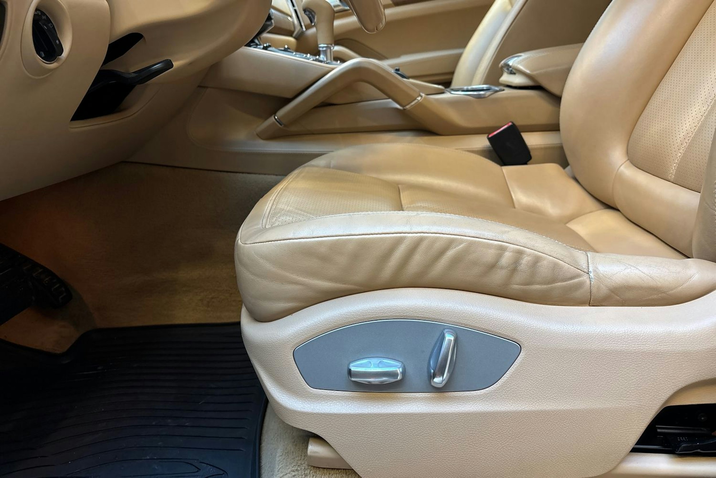 musta Porsche Cayenne 2011 kuva 20.