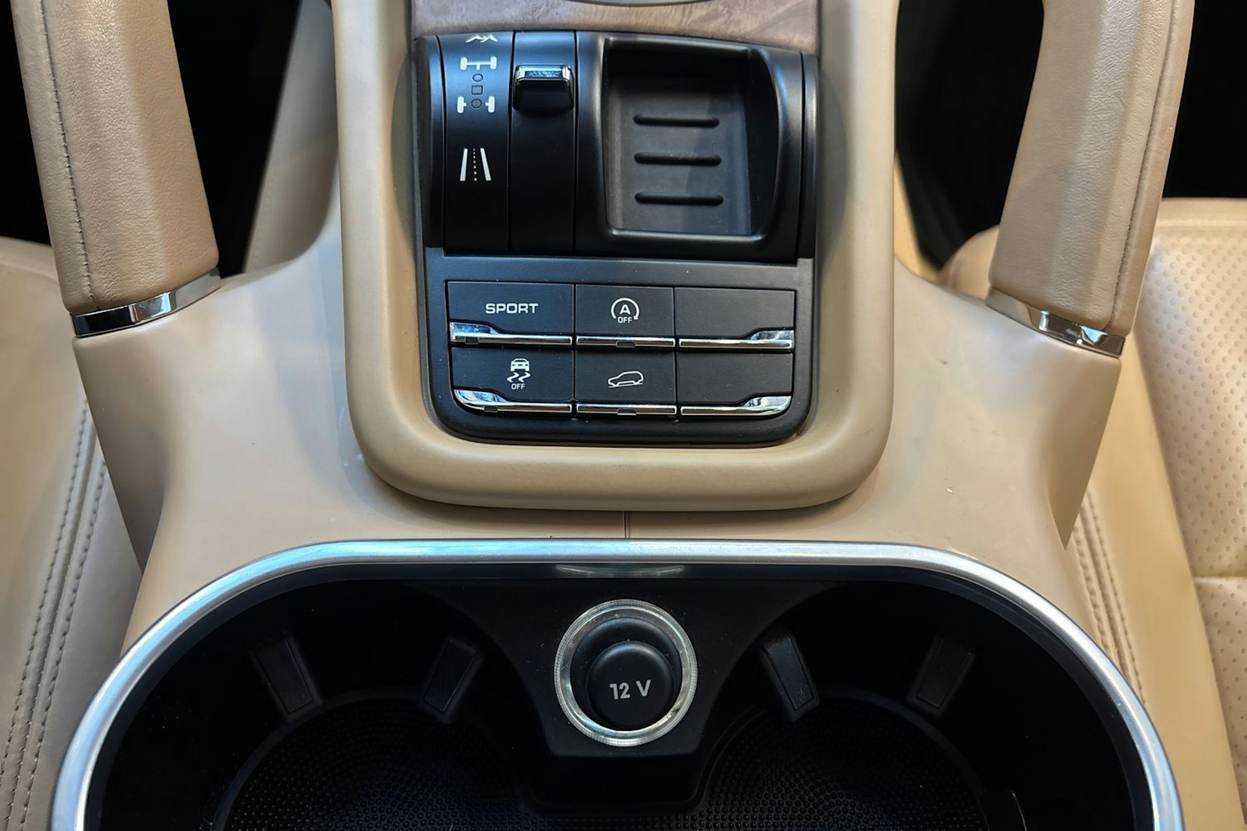 musta Porsche Cayenne 2011 kuva 30.