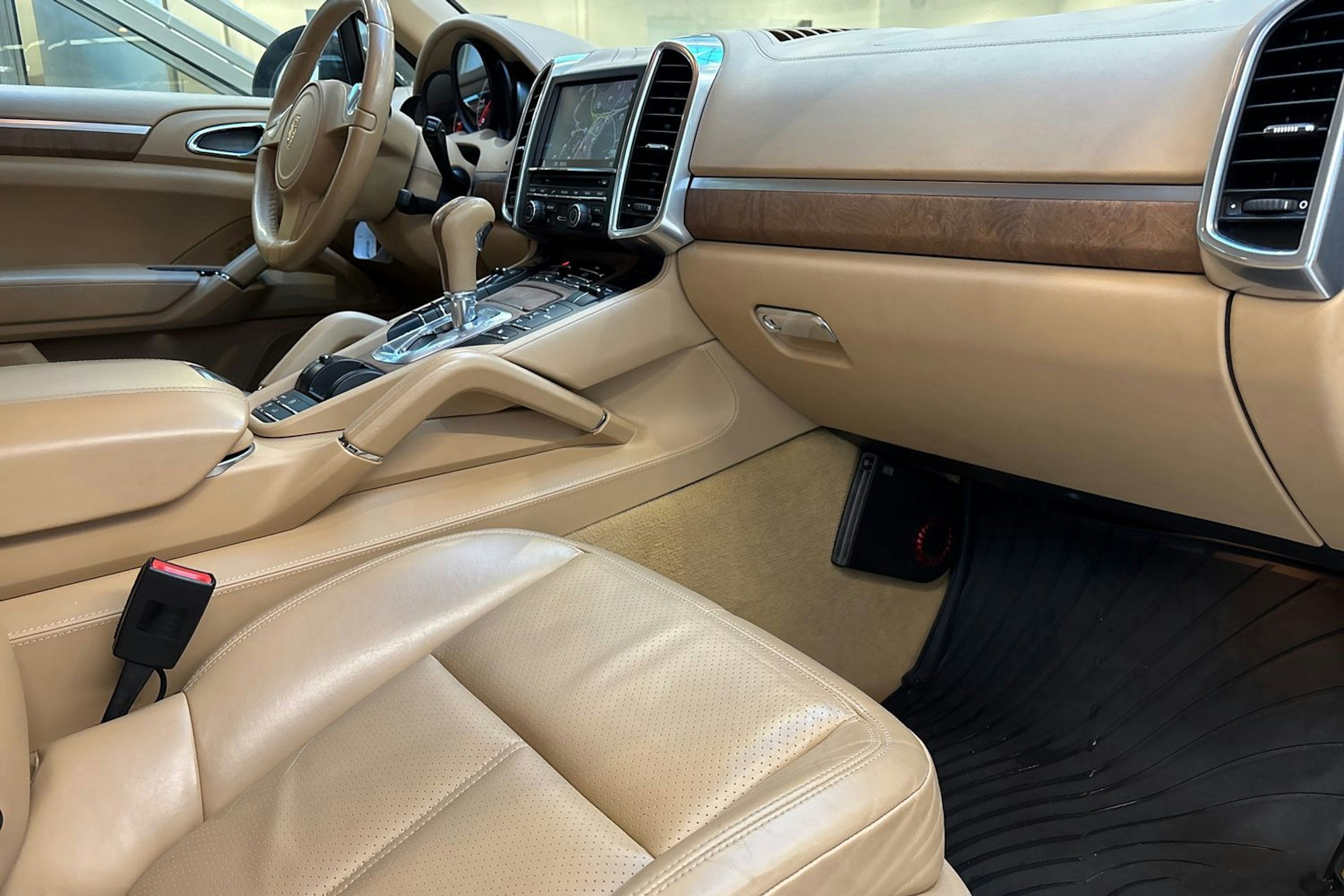 musta Porsche Cayenne 2011 kuva 32.