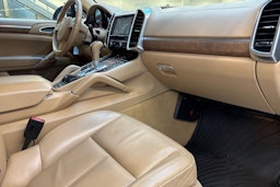 musta Porsche Cayenne 2011 kuva 32.