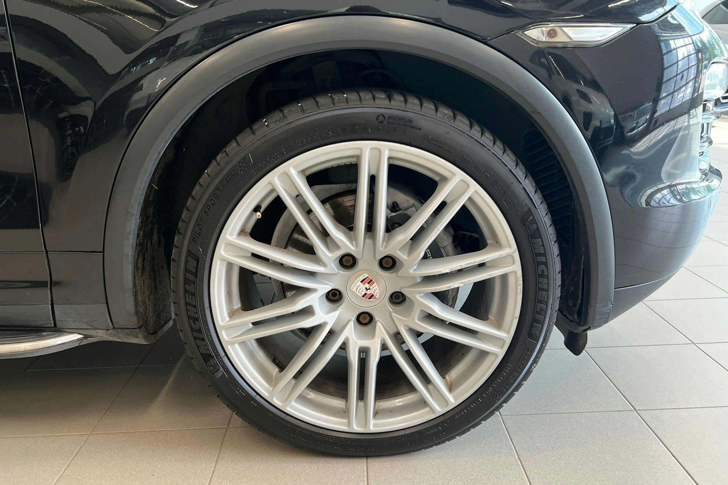 musta Porsche Cayenne 2012 kuva 8.