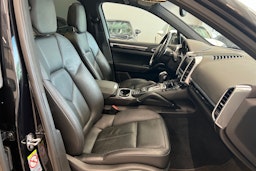musta Porsche Cayenne 2012 kuva 12.