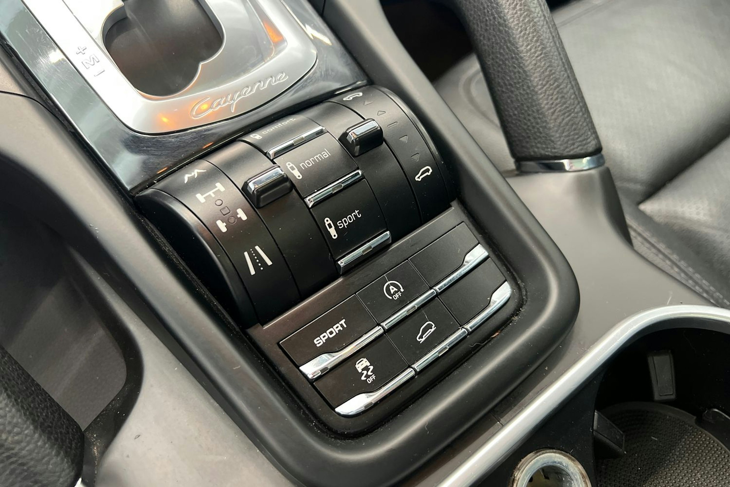 musta Porsche Cayenne 2012 kuva 13.