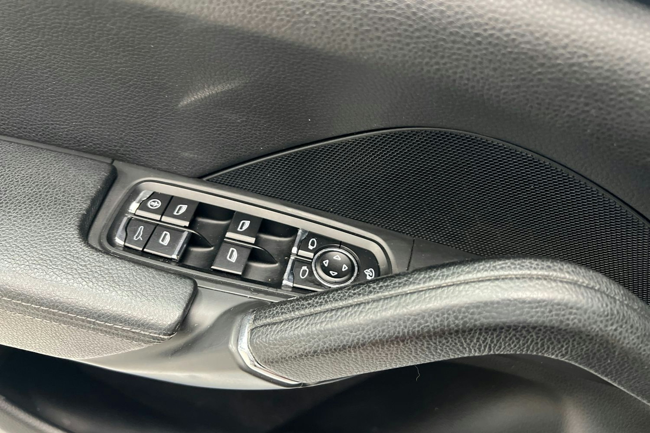 musta Porsche Cayenne 2012 kuva 16.