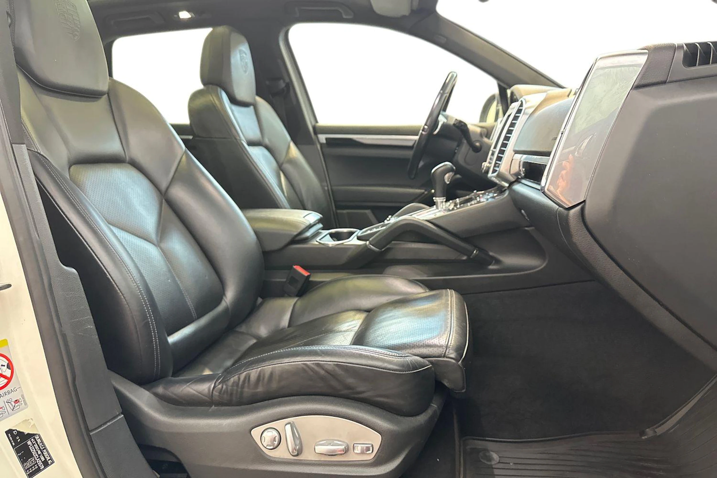 Valkoinen Porsche Cayenne 2011 kuva 11.