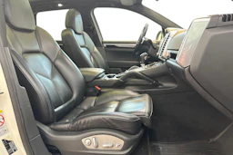 Valkoinen Porsche Cayenne 2011 kuva 11.