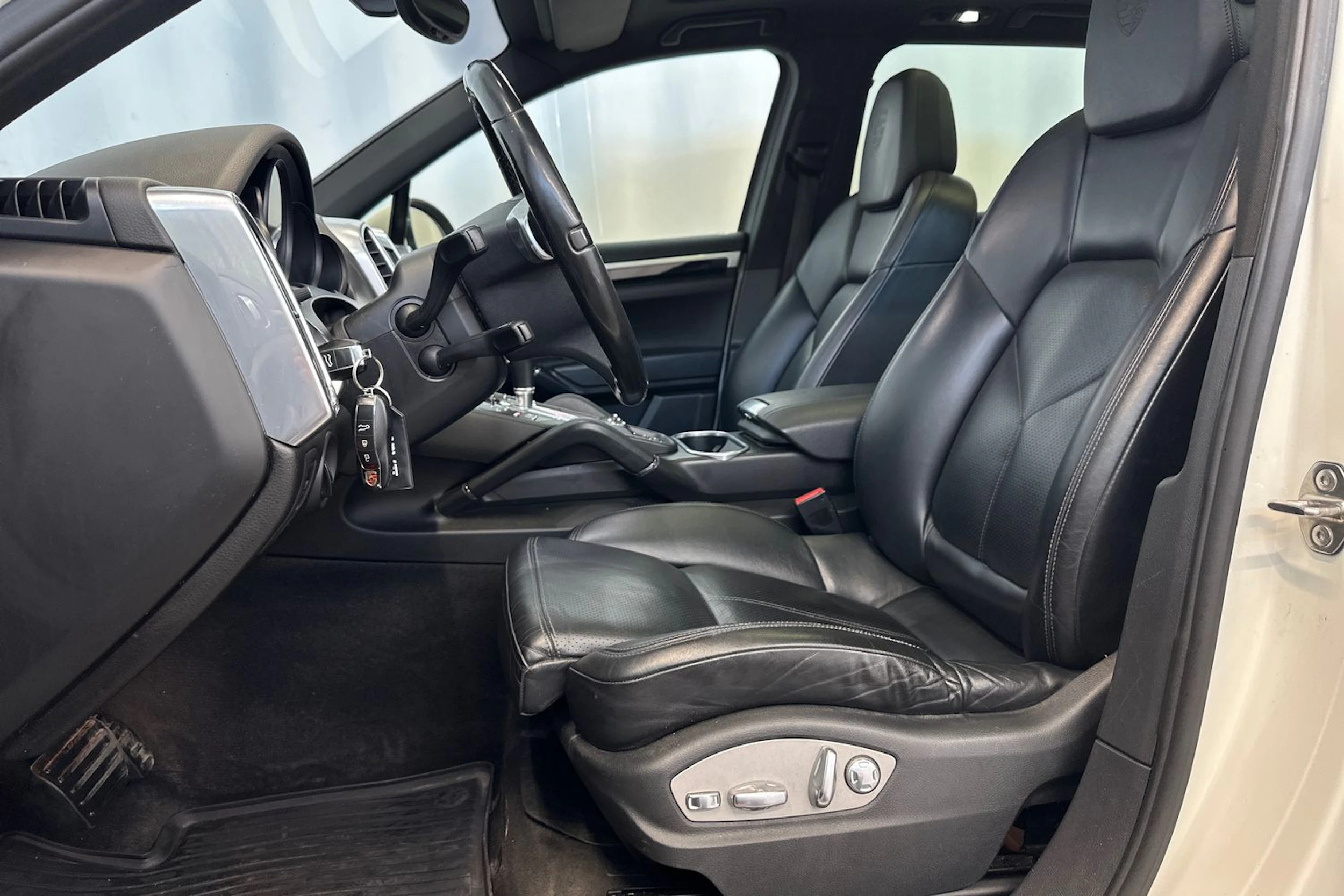 Valkoinen Porsche Cayenne 2011 kuva 13.