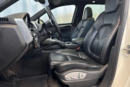 Valkoinen Porsche Cayenne 2011 kuva 13.